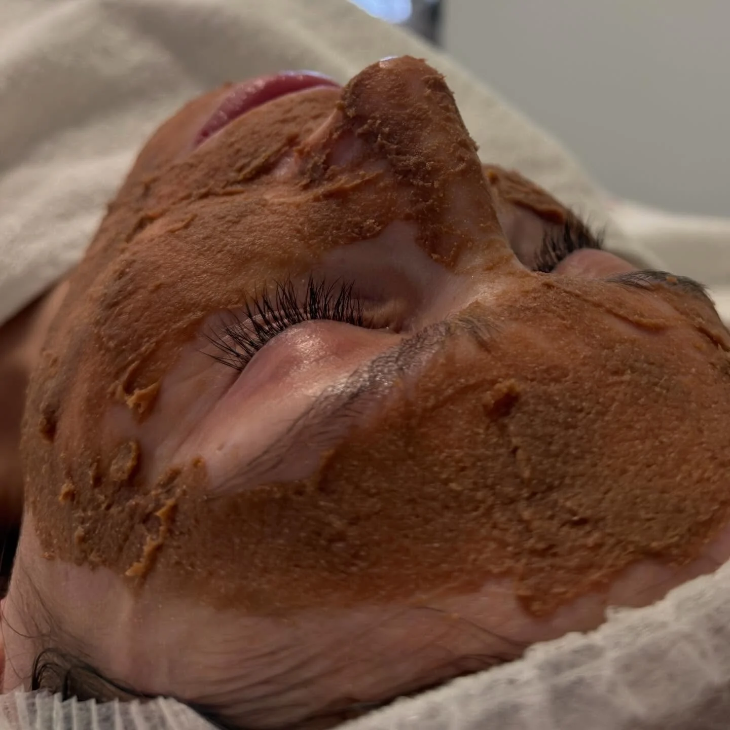 Circadia Cocoa Enzyme🤎

Circadia Cocoa Enzyme Mask je profesionalna encimska nega, zasnovana za izbolj&scaron;anje teksture, tonusa in splo&scaron;nega zdravja kože.

Kako deluje?🫧
- s pomočjo encimov papaje in ananasa nežno odstrani odmrle celice
