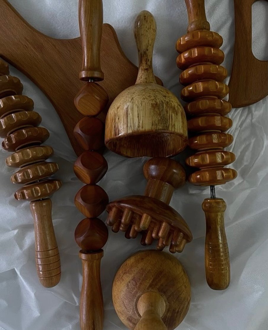 ZAKAJ MADEROTERAPIJA?

Maderoterapija je naravna, a izjemno močna metoda za oblikovanja telesa in izbolj&scaron;anje videza kože. Z različnimi valjčki, skodelicami in lopaticami se izvaja natančna masažna tehnika.✨

👉🏼Prednosti, ki jih obožujejo že