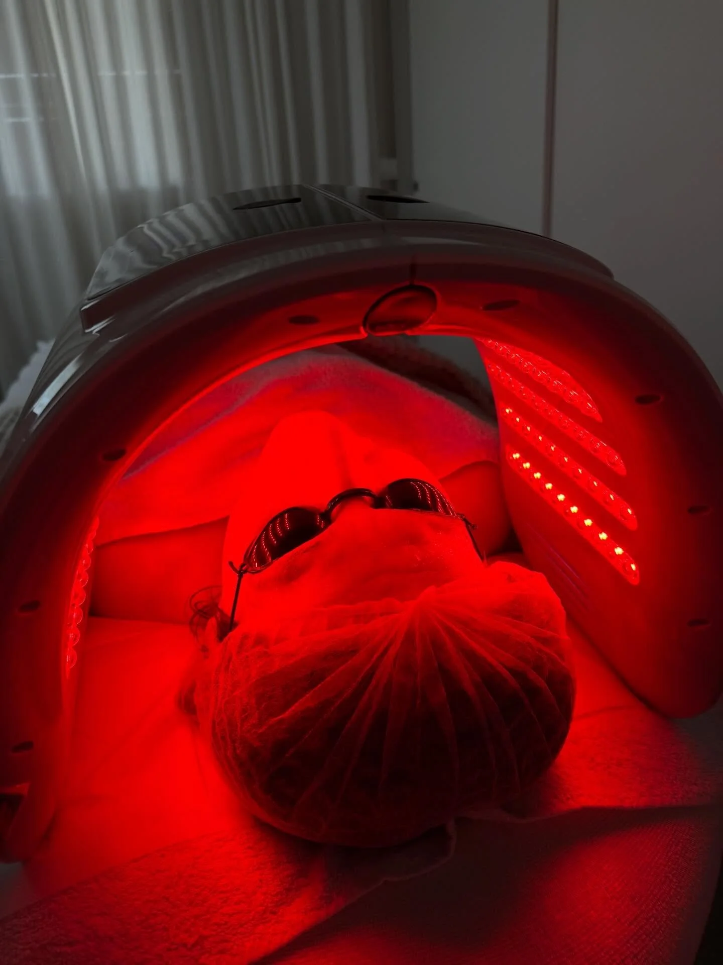 Marec čudovit si bil🌸🎀🤍

1. LED terapija za podporo re&scaron;evanju kožnih težav✨
2. Na&scaron;i essentials na potovanjih✈️
3. Pomladni brunch z @dr.e.voss.professional_slo 🫶🏼
4. Francoska manikura - klasika, ki ne gre iz mode🤍
5. Praznovali s