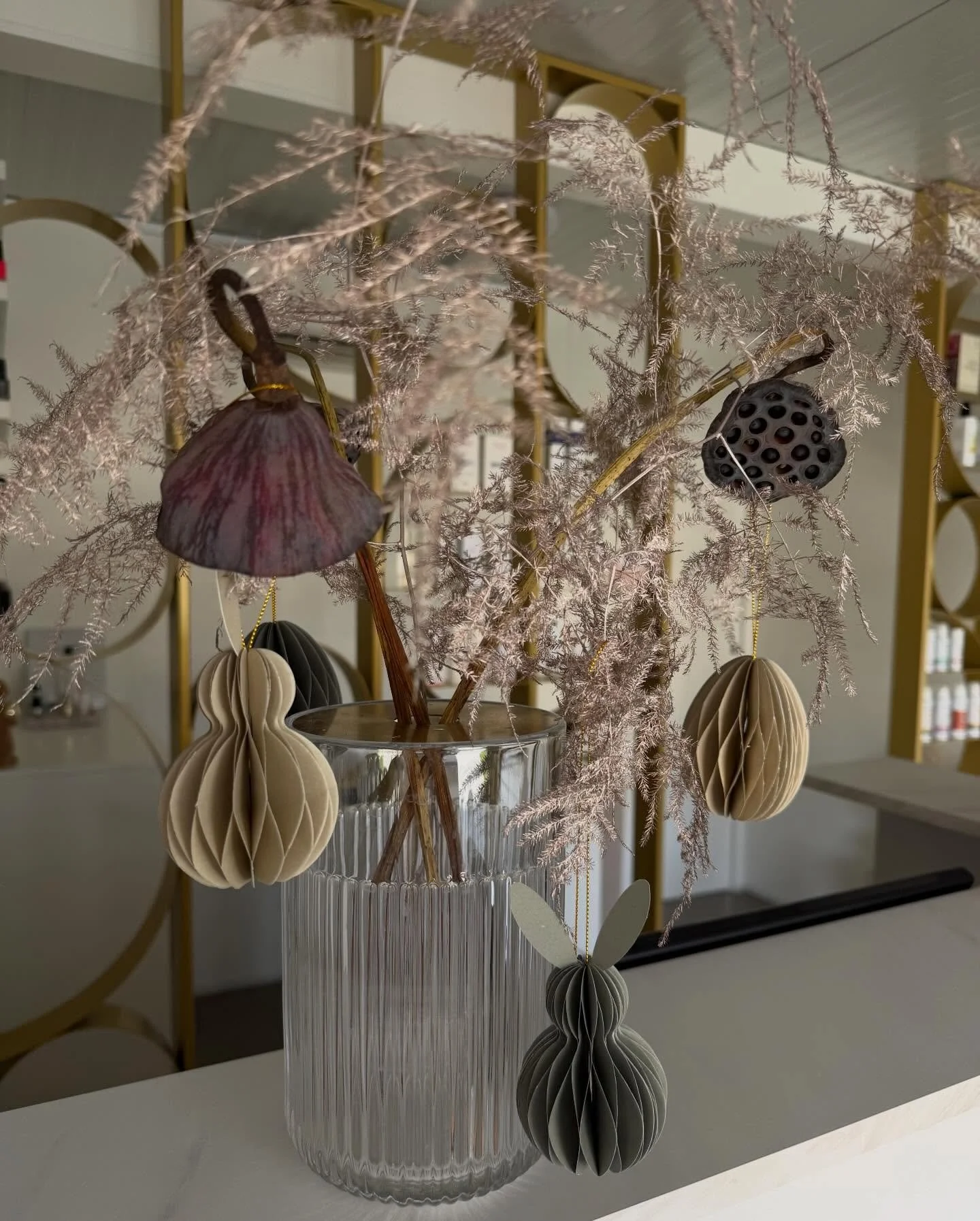 Naj vam velikonočni prazniki prinesejo radost, smeh in družinske objeme.
Vesele velikonočne praznike!🥚🐇🌷