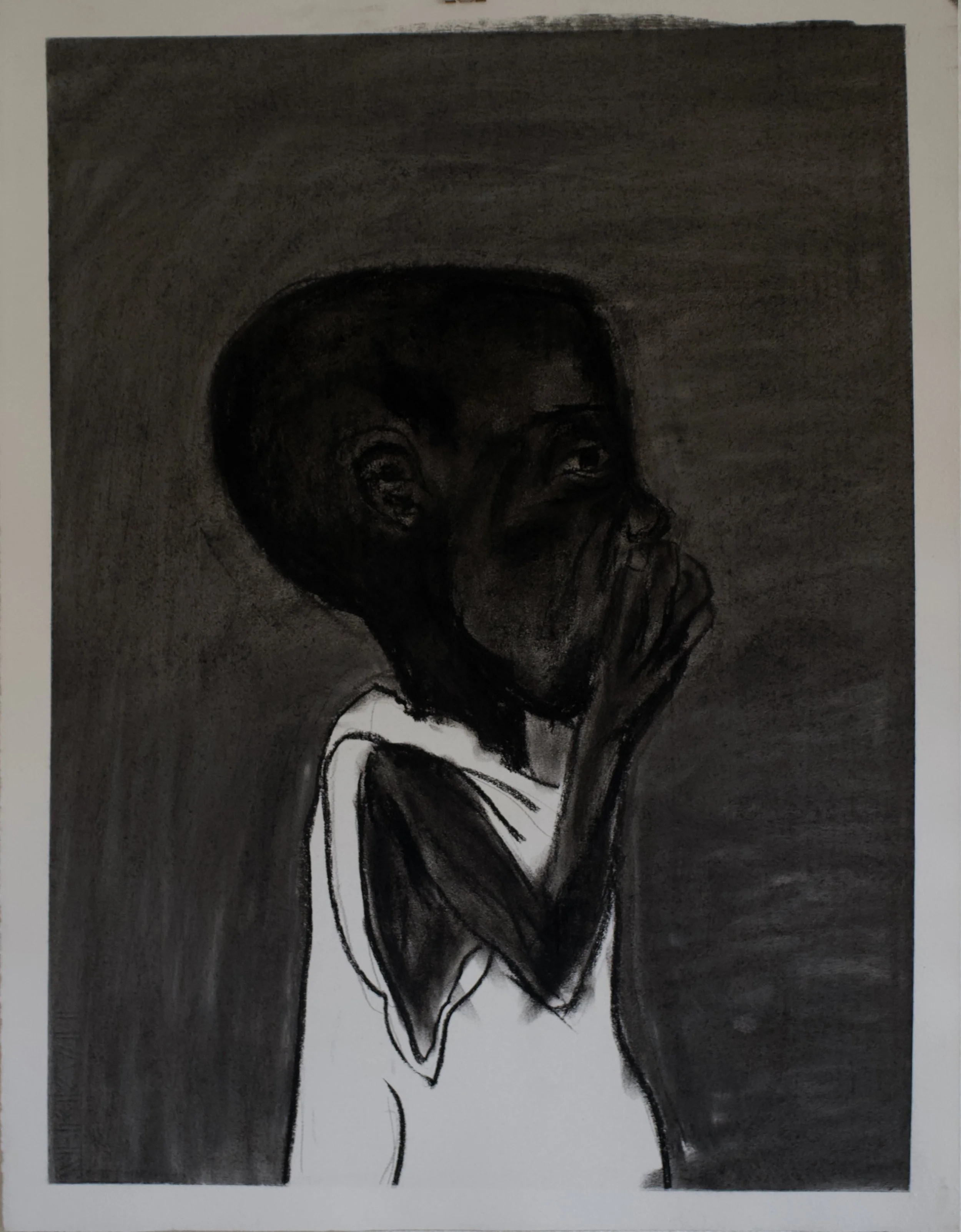 Zeichnung einer nachdenklichen schwarzen Person mit kurze Haare, die die Hand an das Kinn hält, auf dunklem Hintergrund