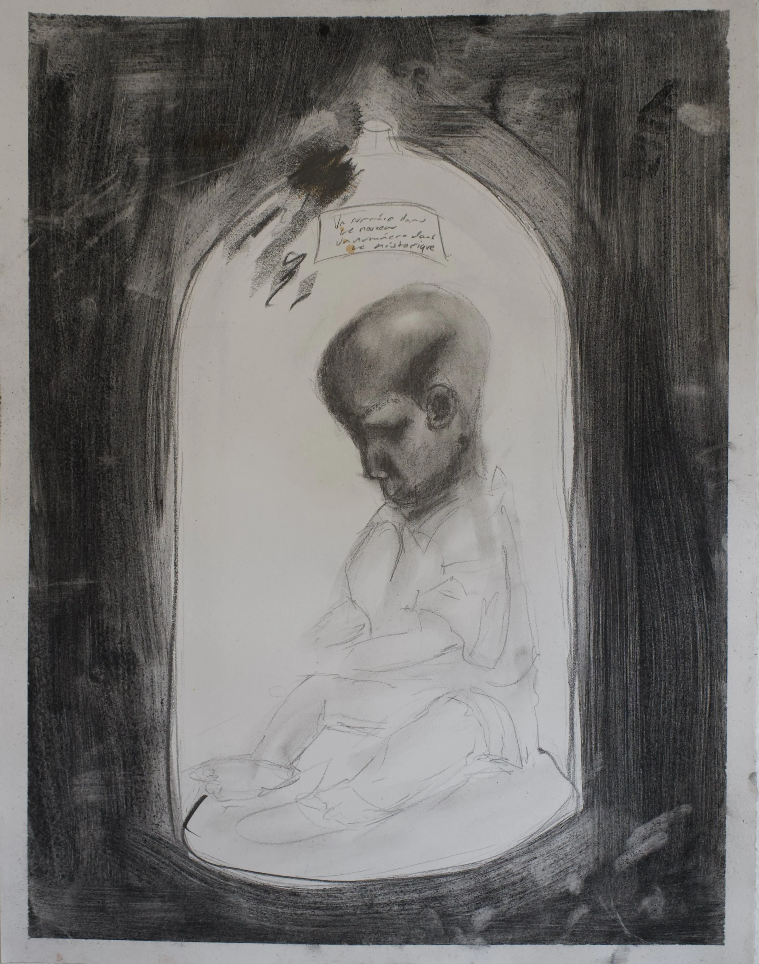 Schwarz-Weiß-Zeichnung eines Jungen mit überkreuzten Armen, der nach unten schaut, innerhalb eines ovalen Rahmens, oben ein Notizzettel mit französischem Text.