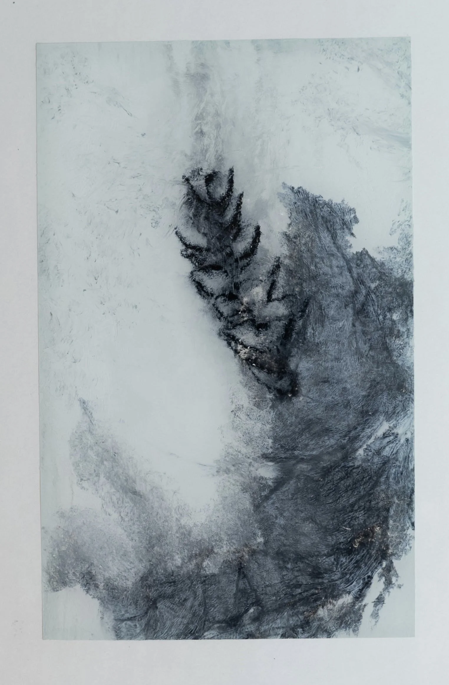 Schwarz-weiße abstrakte Kunst mit einer menschlichen Figur, die die Augen schließt und die Hand an die Stirn legt.