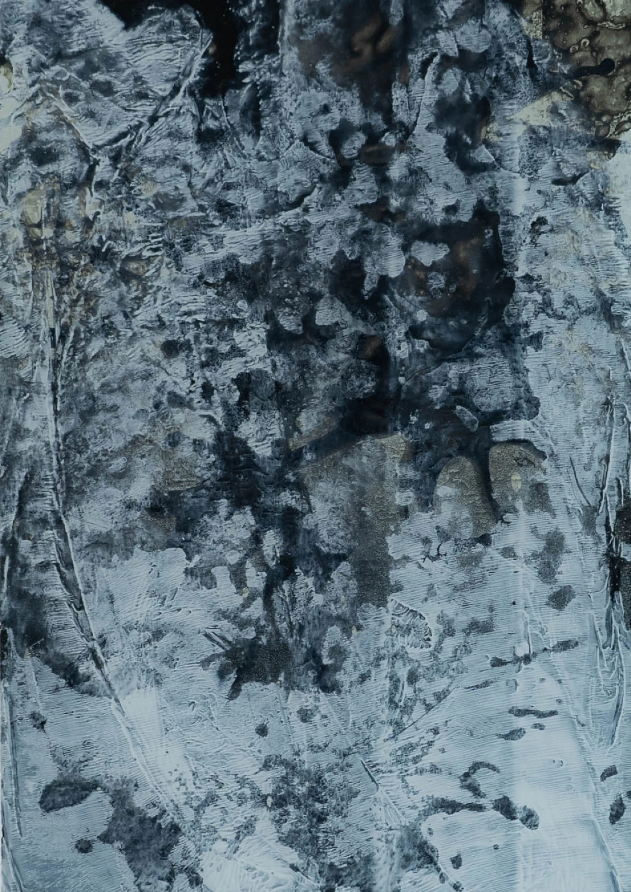 Abstrakte monochrome Textur mit hellen und dunklen Bereichen, vermutlich eine künstlerische Darstellung mit Pinselstrichen oder Mixed-Media-Technik.