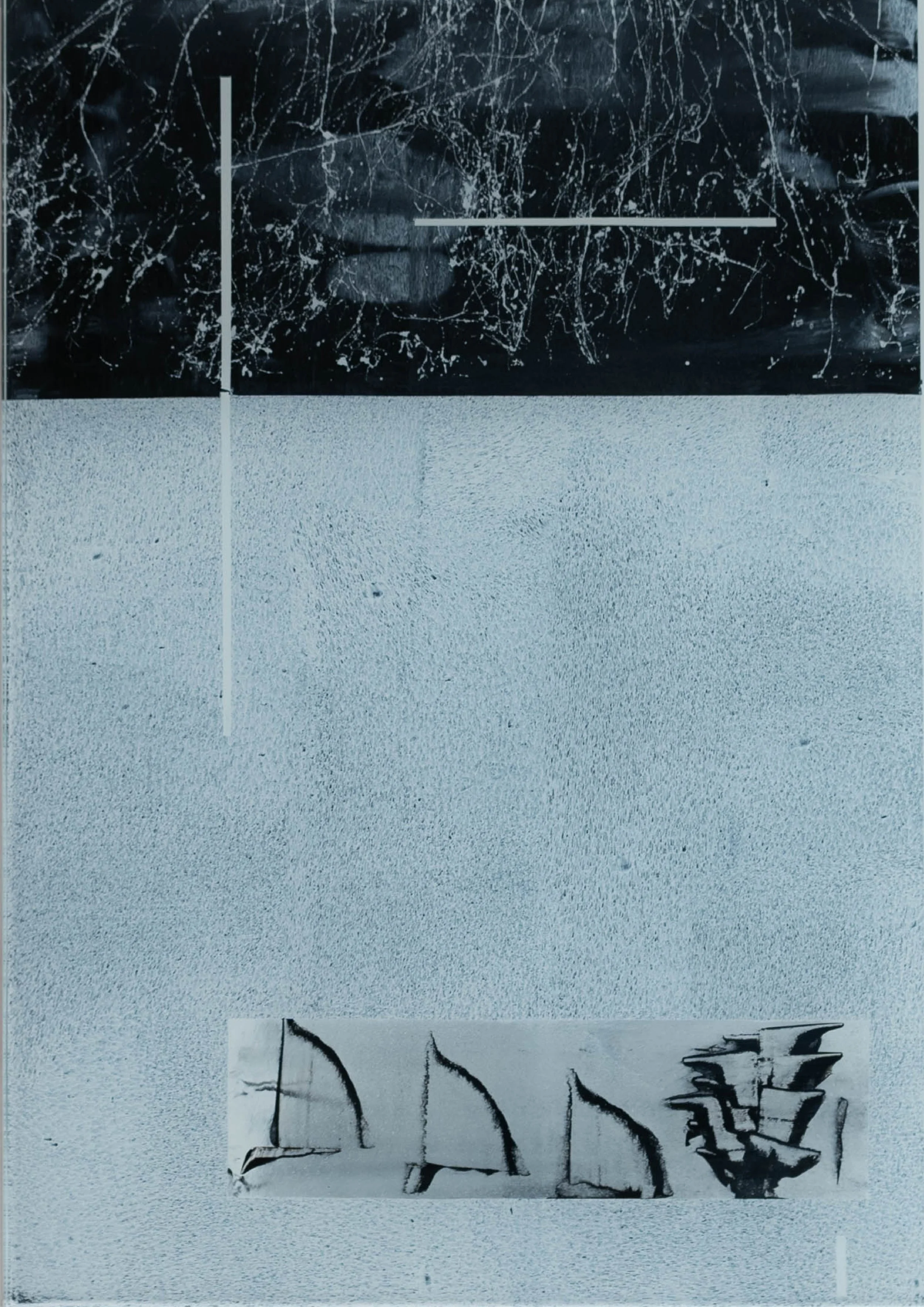 Schwarz-weiße Wand mit abstrakten Linien und Formen.