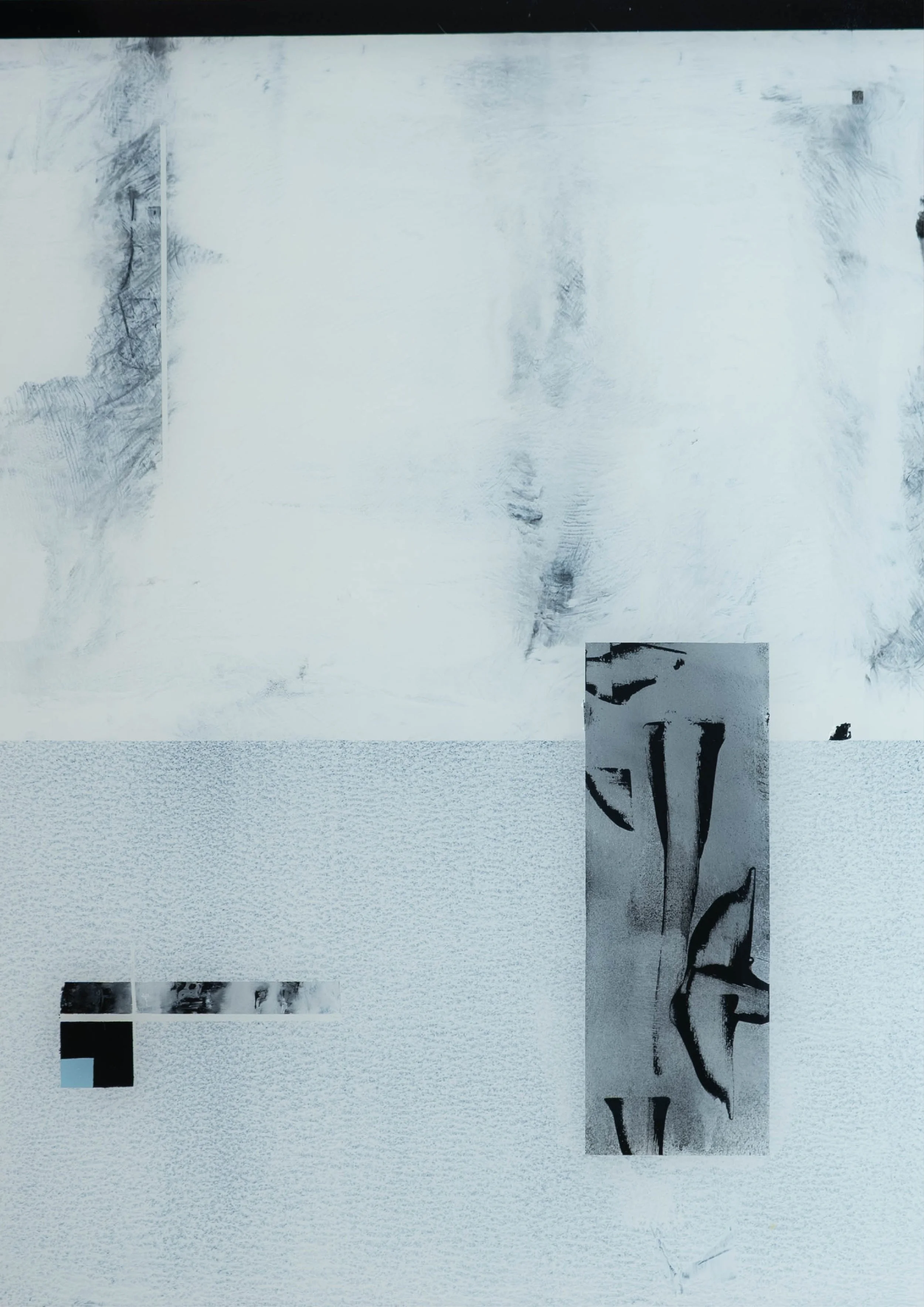 Abstrakte Kunst mit weißen, grauen und schwarzen Elementen, verschiedene Texturen und geometrische Formen.