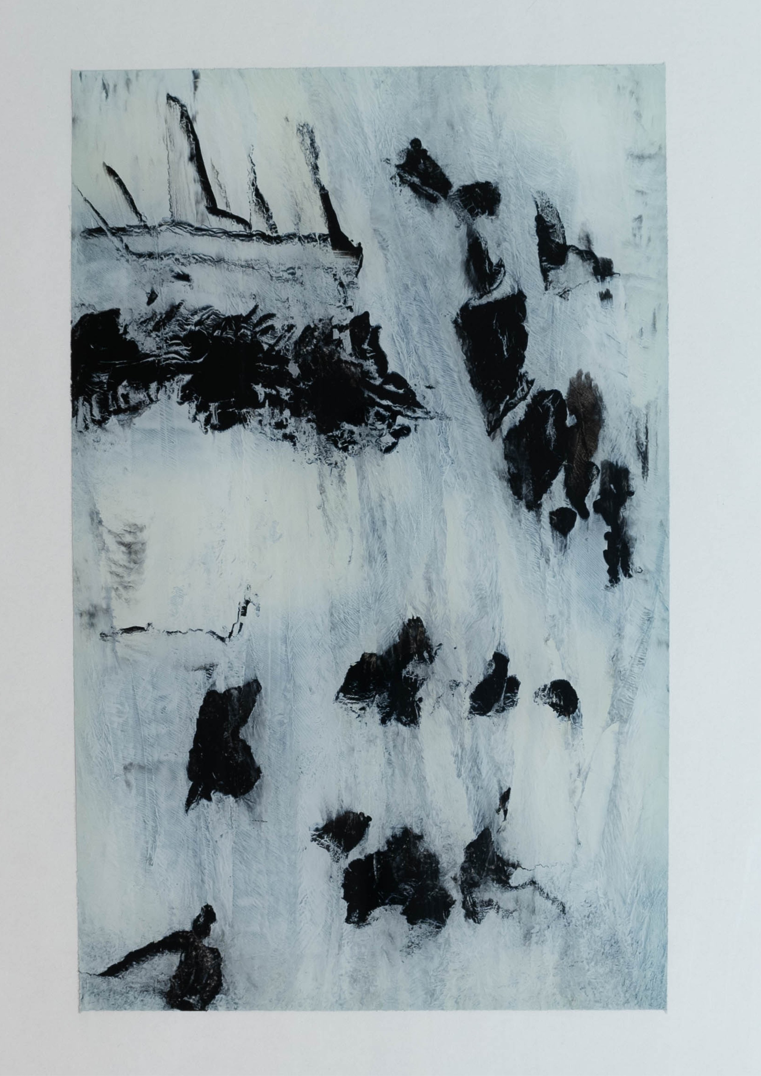 Abstrakte Schwarz-Weiß-Malerei mit dunklen Flecken und Texturen auf weißem Hintergrund.