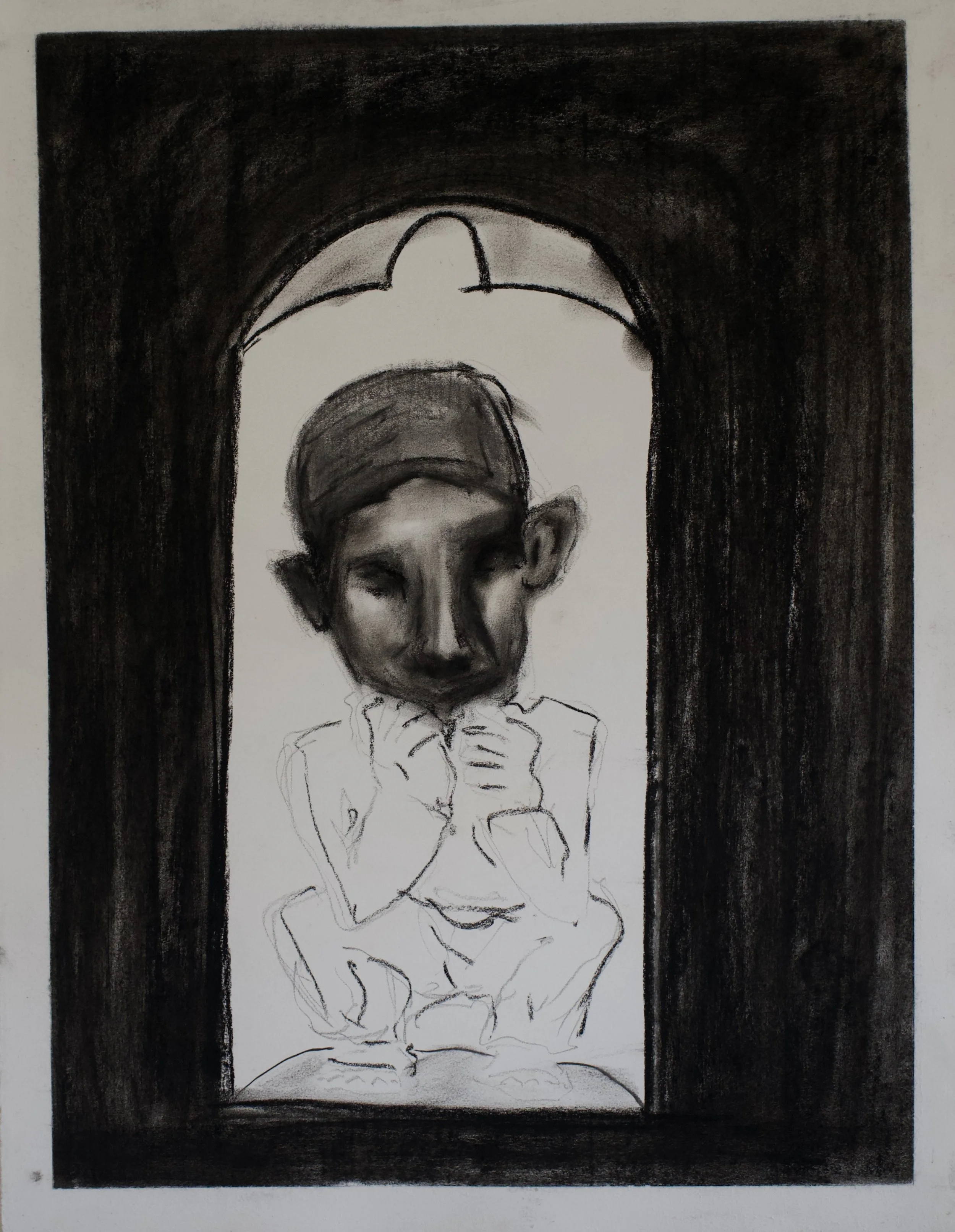 Schwarz-weißzeichnung eines Jungen mit großen Ohren und geschlossenen Augen, sitzend mit den Händen an seinem Kinn, vor einem neugestalteten Fensterrahmen.