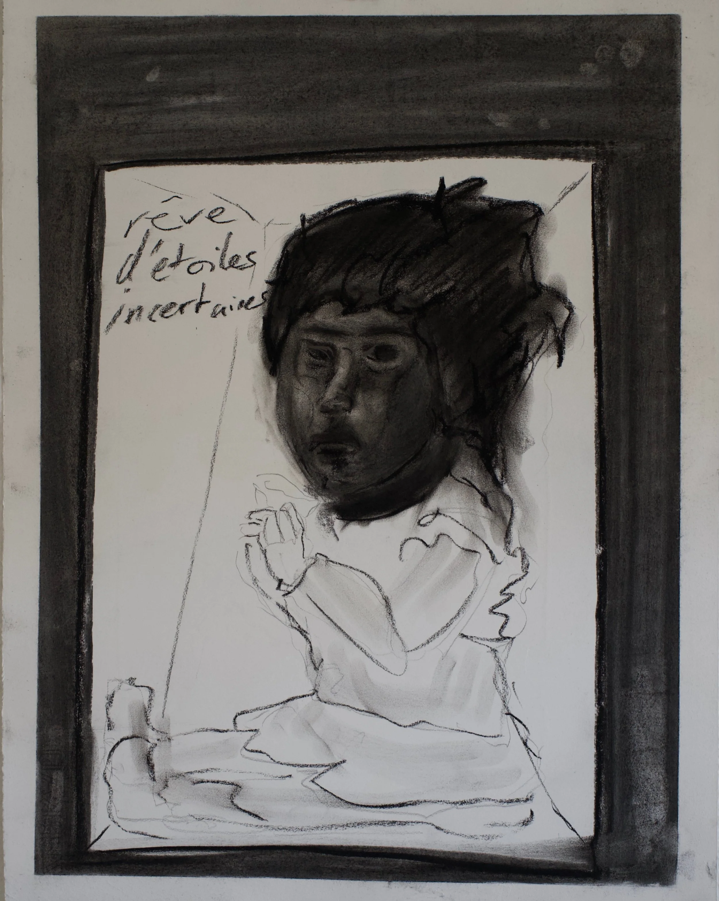 Ein schwarzer und weißer Buntstiftzeichnung eines Jungen mit dunklem Haar, der auf dem Boden sitzt und eine Tasse hält. Es gibt einen Rahmen um die Zeichnung, und auf der linken Seite ist französischer Text, der sagt: "rêve d’étoiles incontraire."