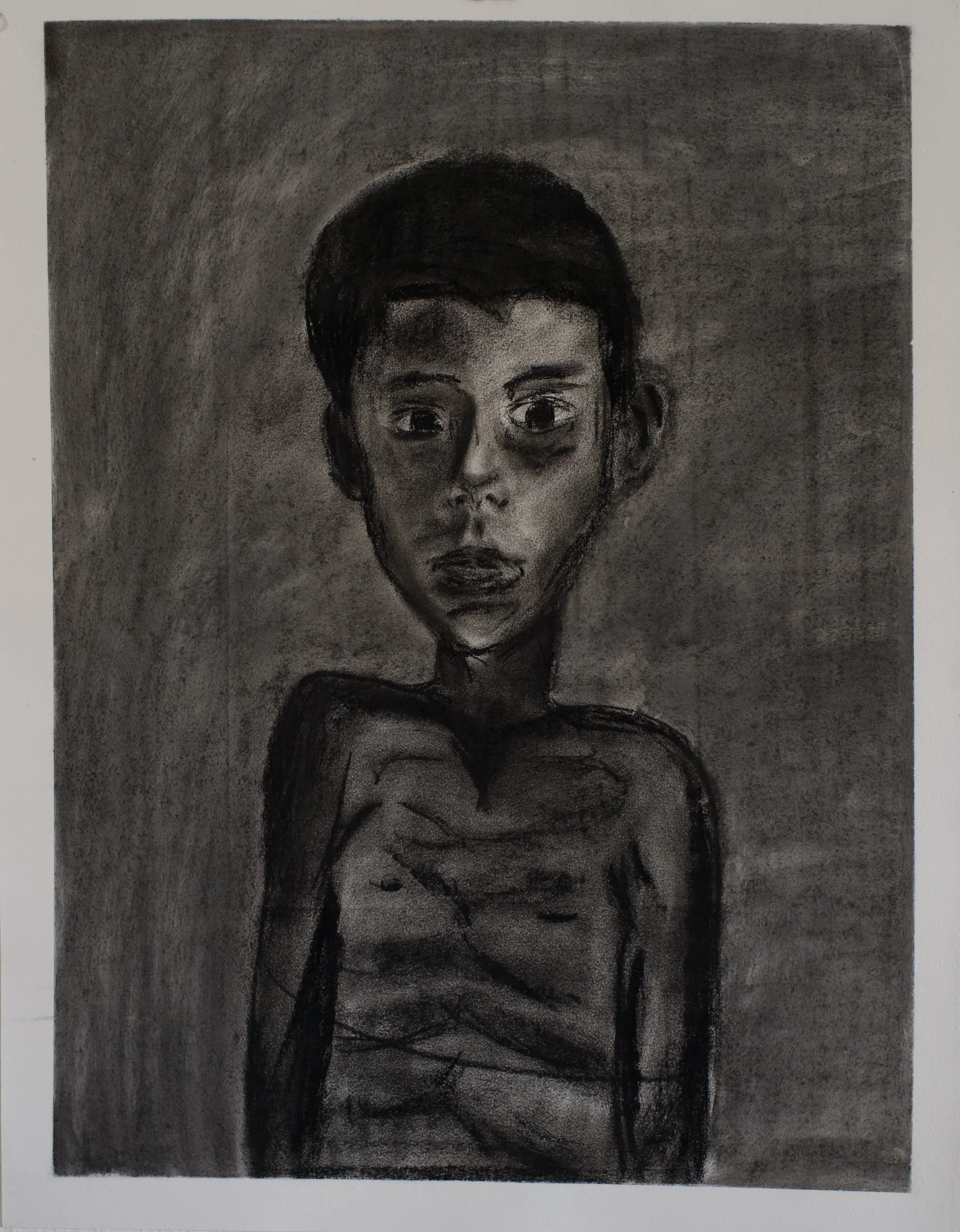 Schwarz-weiß Zeichnung eines Jungen mit kurzhaarigem Haarschnitt, der mit verschränkten Armen nach vorne blickt, auf grauem Hintergrund.