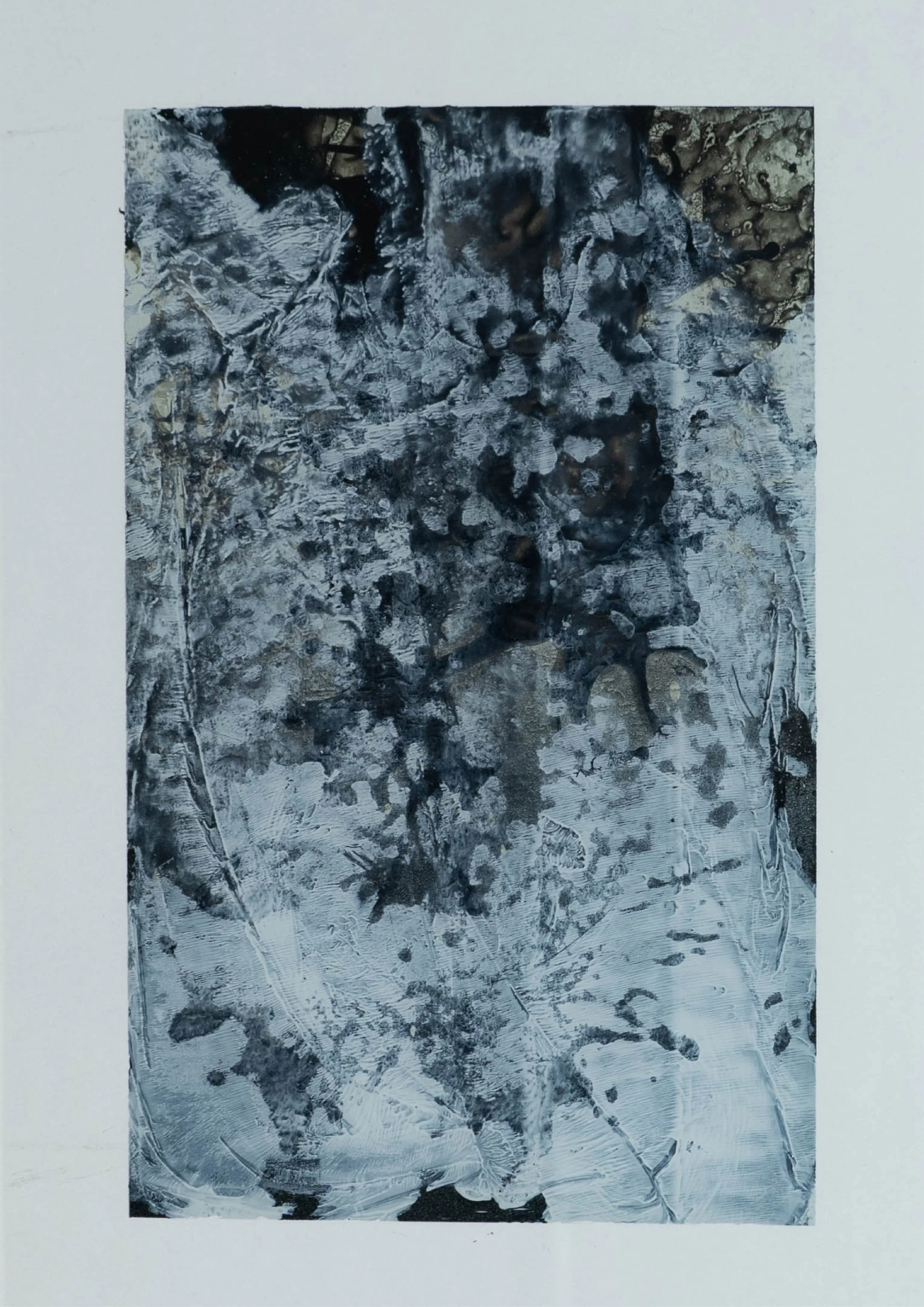 Abstrakte Kunst mit schwarzen, weißen und grauen Texturen durch Pinselstriche und Formen.