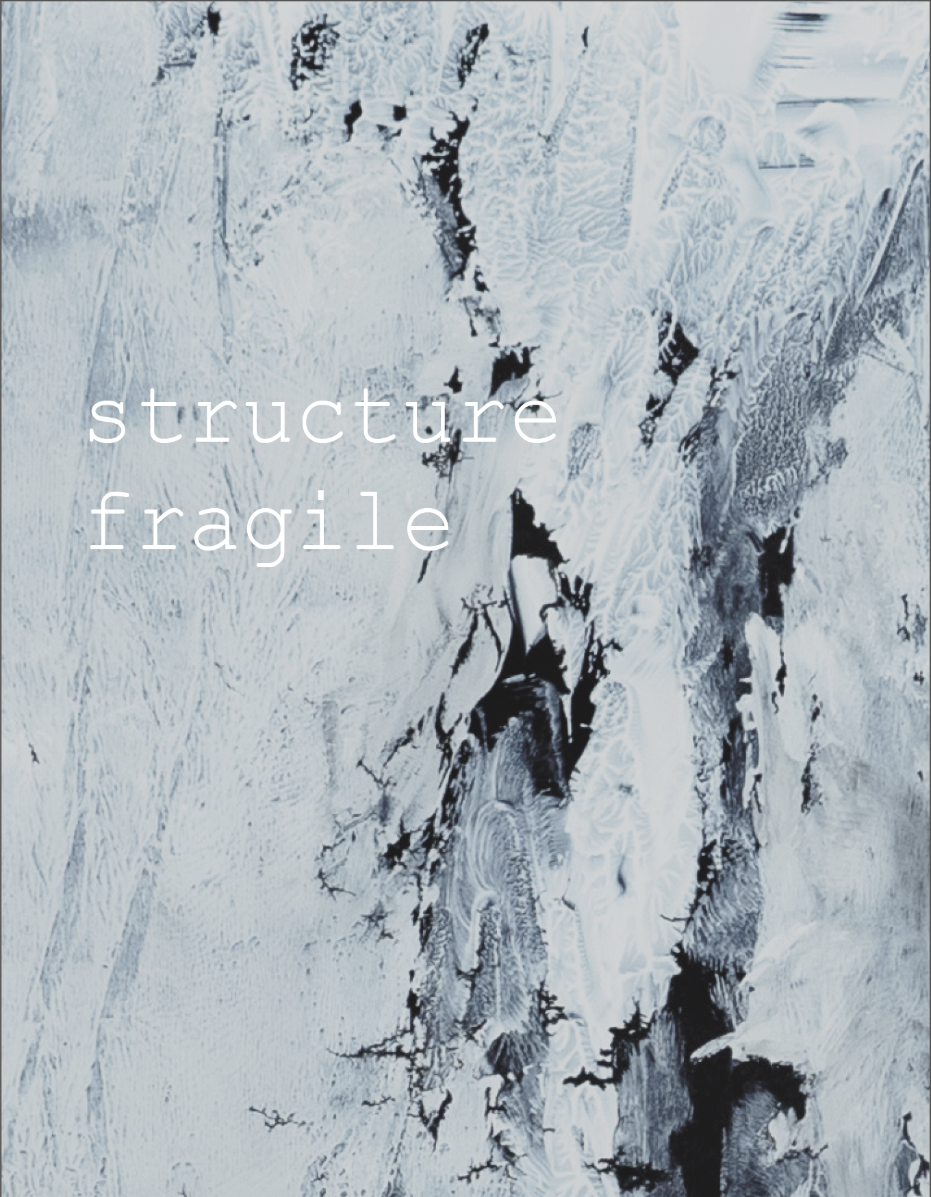 Abstraktes Kunstwerk in Blau- und Schwarztönen mit Text 'structure fragile' in Weiß Schrift.