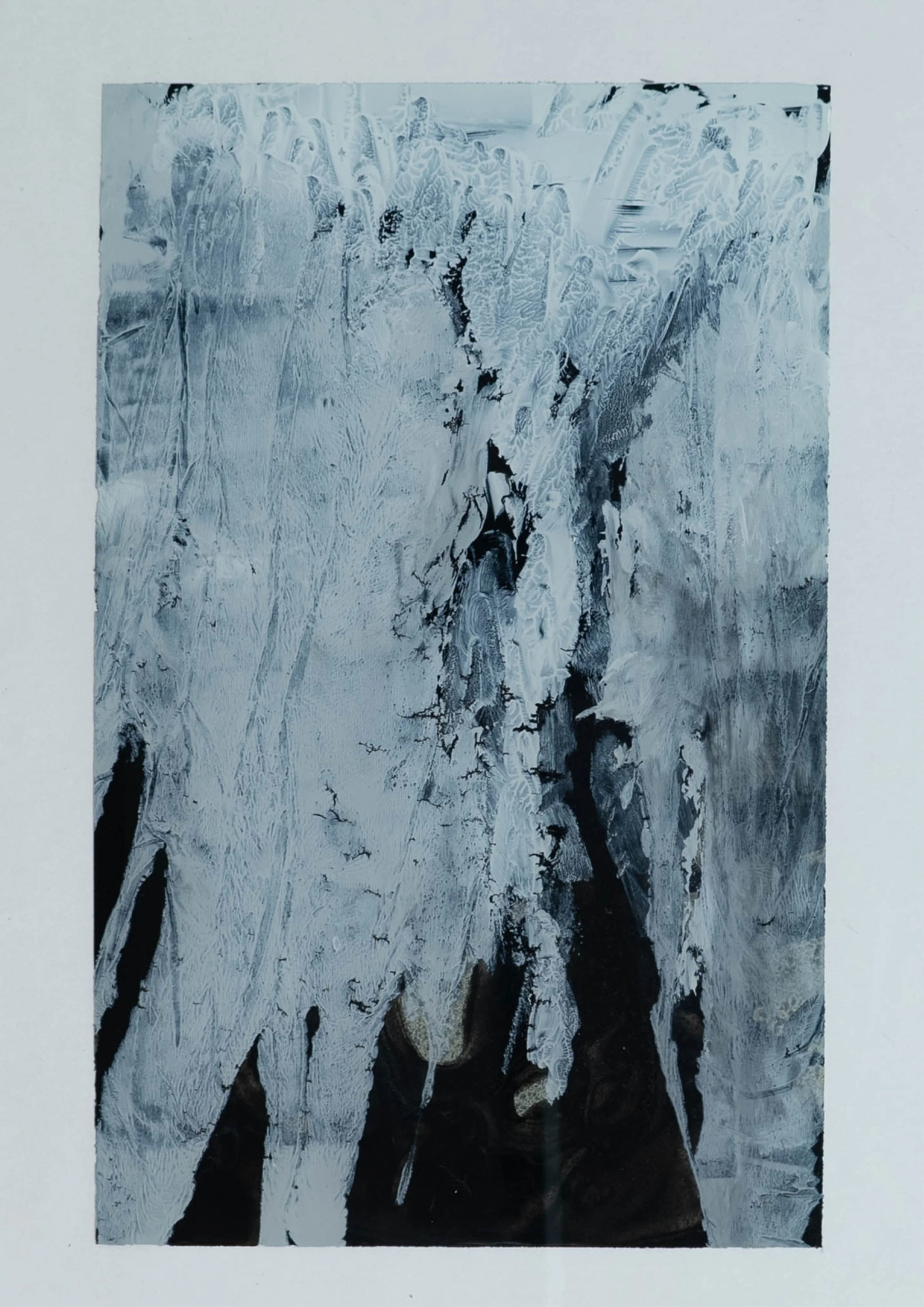 Frostiger Fensterglas mit Eiskristallen in verschiedenen Mustern