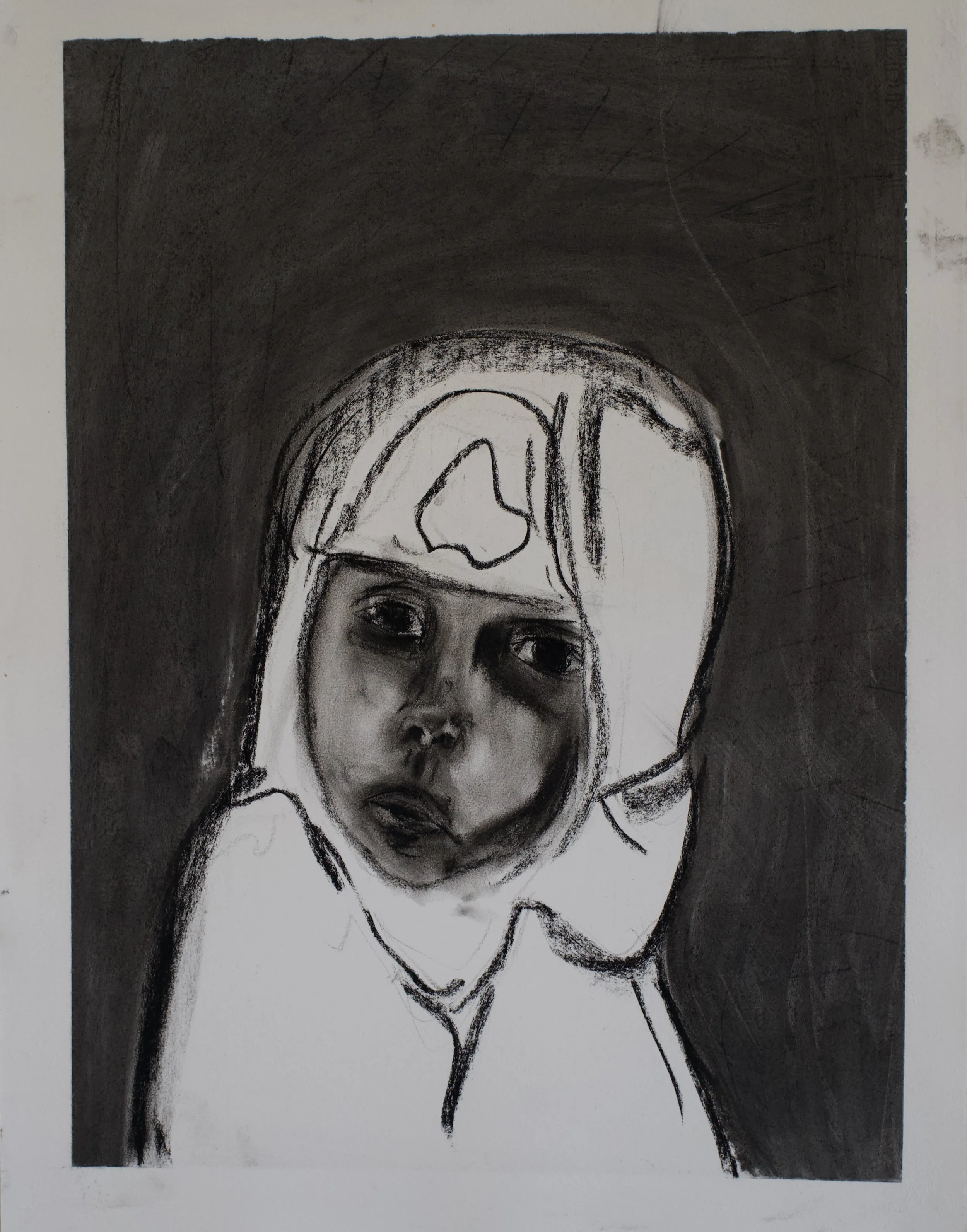 Zeichnung eines Kindes in einem Kopfschutz, mit realistischer Gesichtszeichnung, vor dunklem Hintergrund.