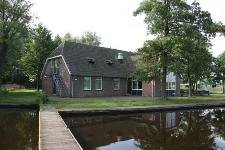 Groepsaccomodatie+Giethoorn+Samen+Een+aanzicht+noord.webp