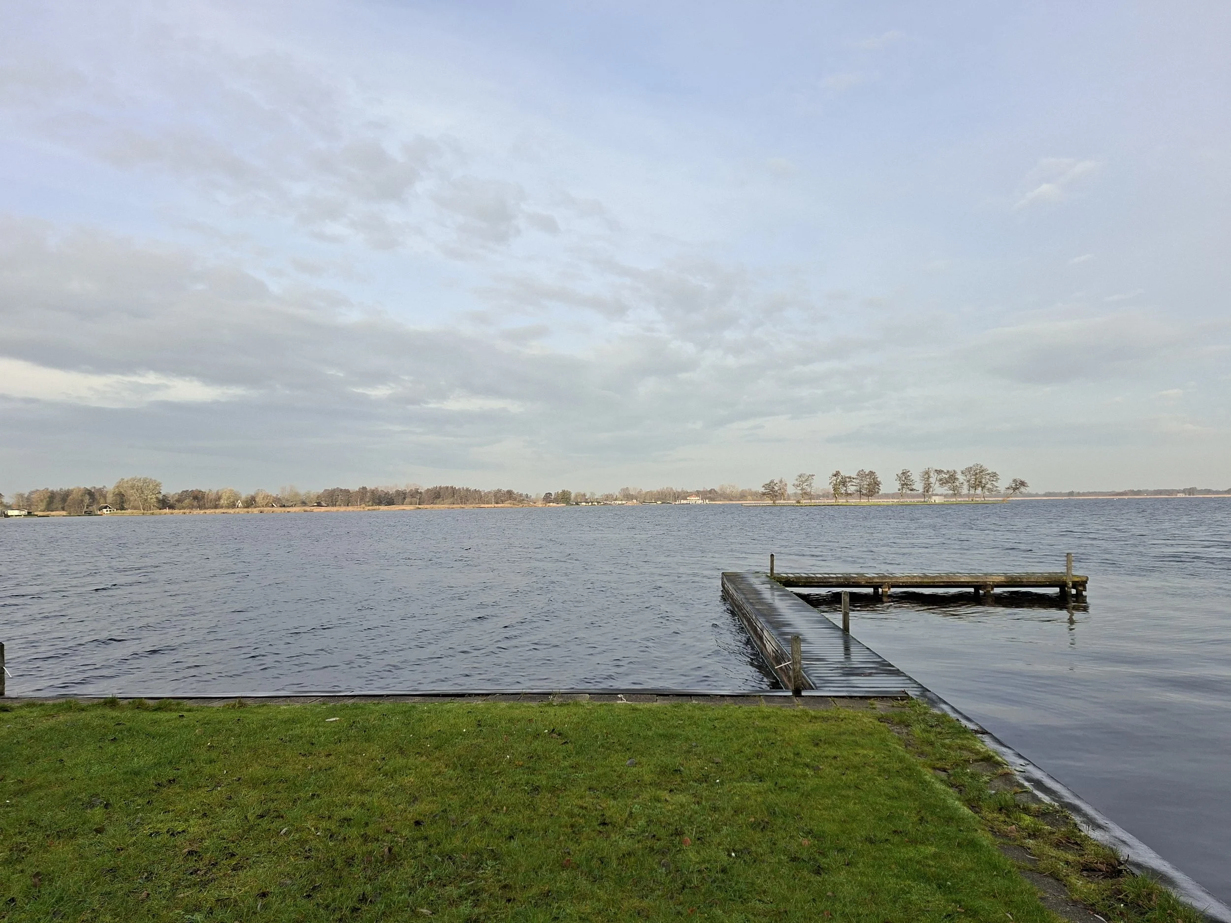 Steiger met uitzicht op het water.jpg