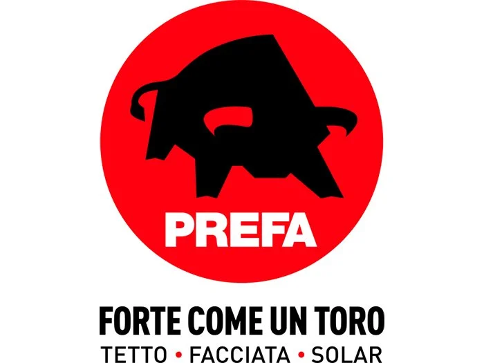 Logo rosso con silhouette nera di un toro e la parola 'PREFA' in bianco sotto, con testo in italiano che dice 'Forte come un toro, tetto, facciata, solar'.