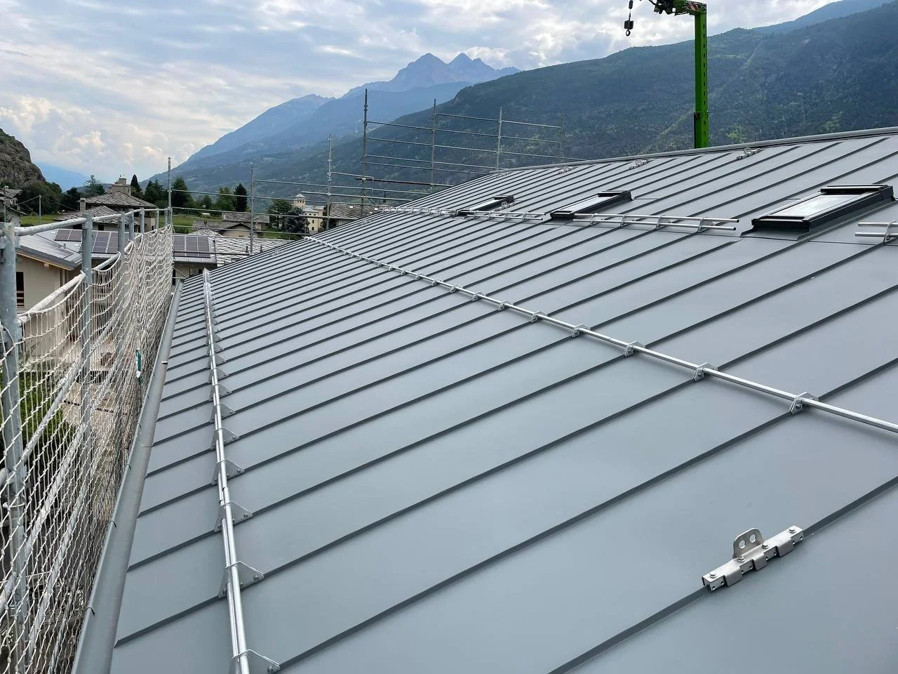 Lavorazioni di lattoneria su tetto in lamiera con scossaline e grondaie