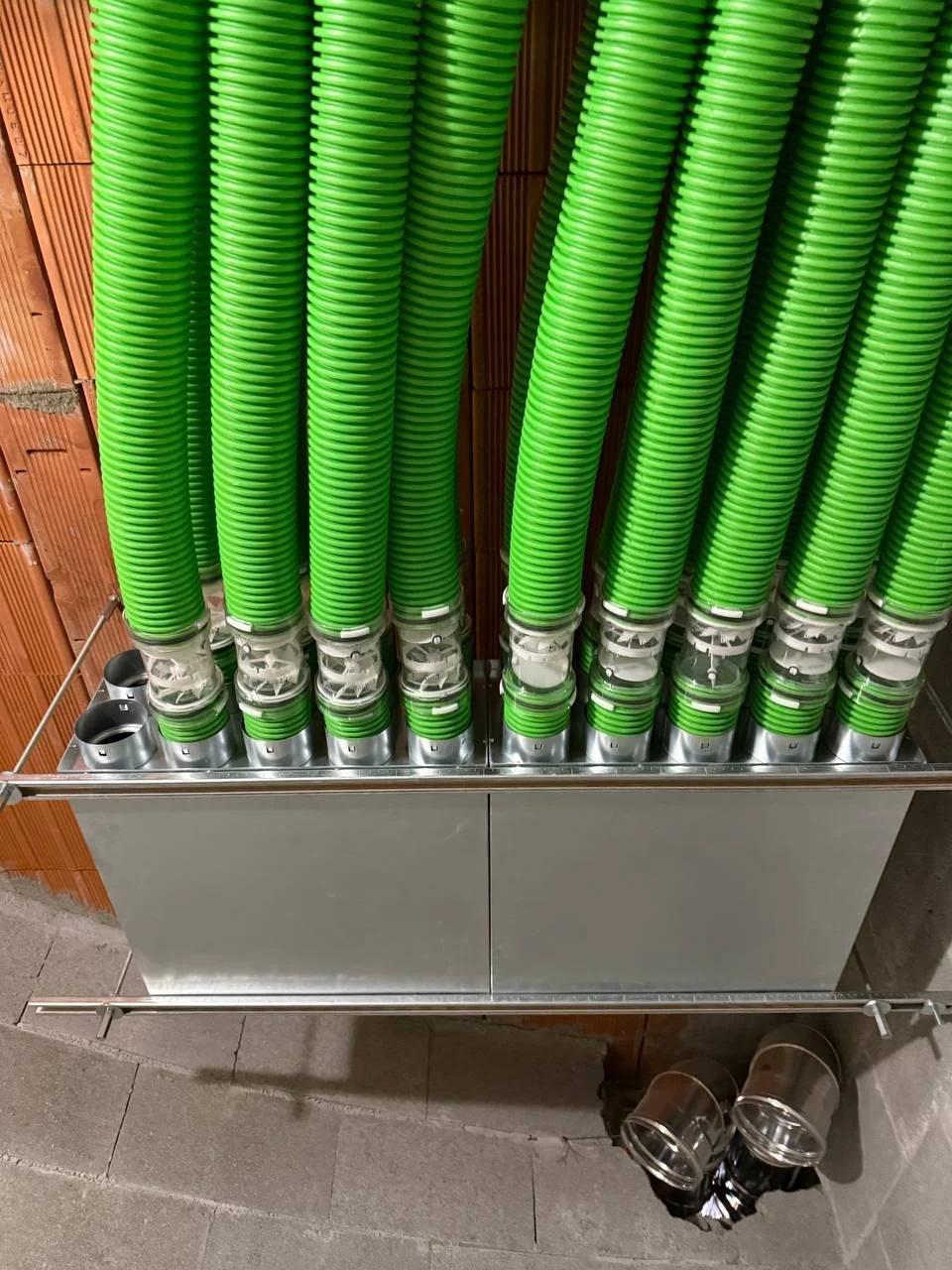 Sistema di ventilazione meccanica controllata con tubazioni verdi e collettore