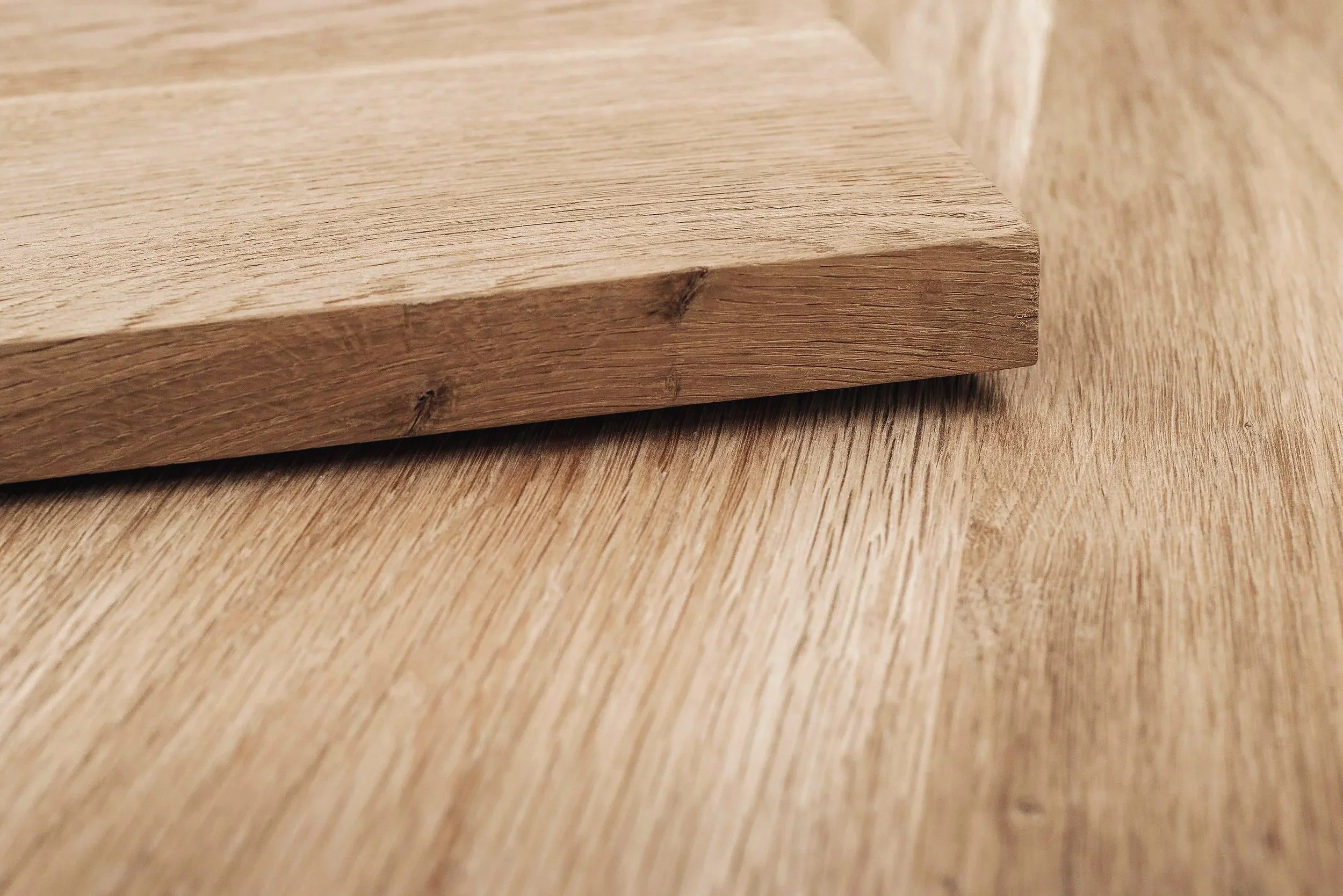 Detalle de una tabla de madera sobre una superficie de madera.