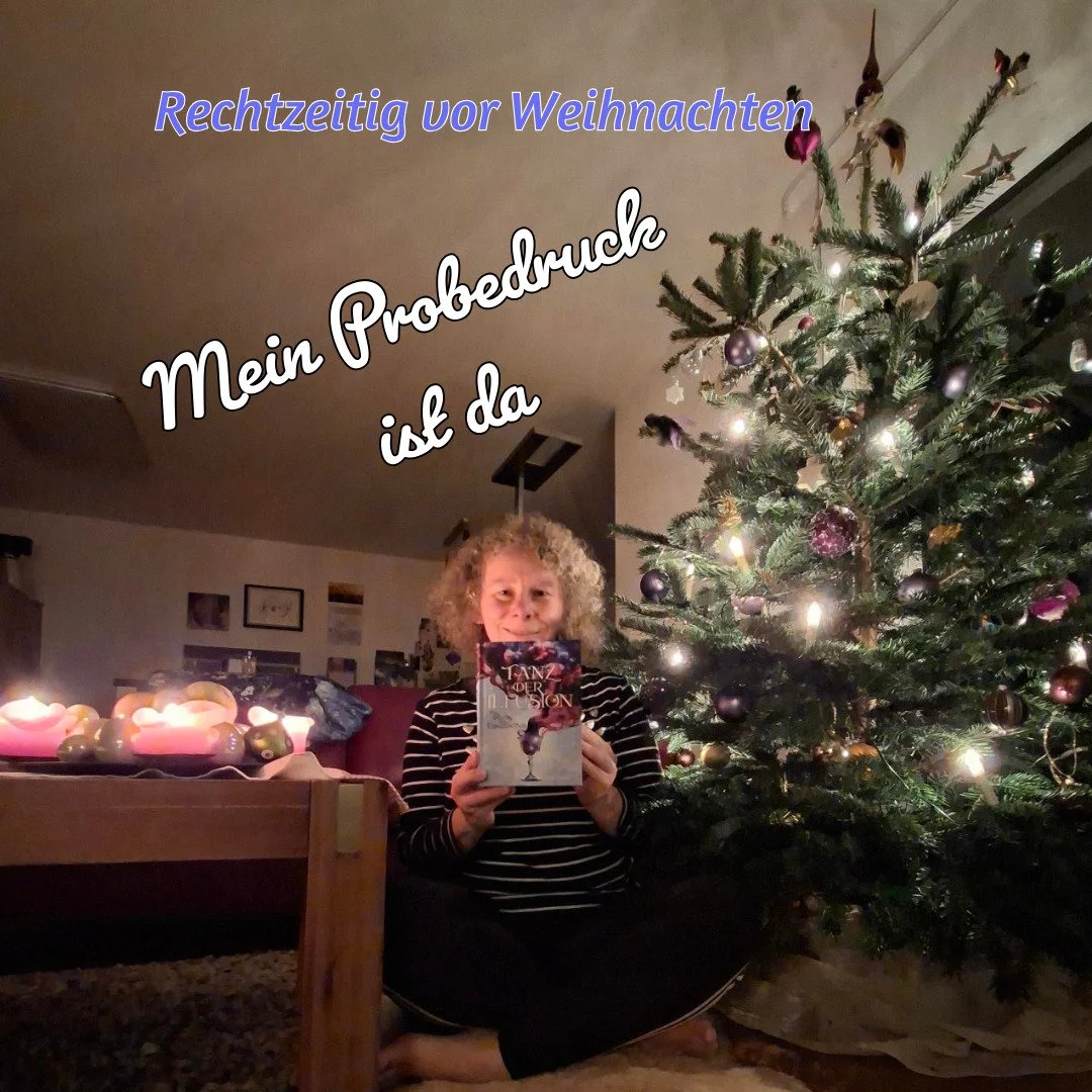 Werbung | Eigenwerbung 📖
Der Probedruck von "Tanz der Illussion" ist noch rechtzeitig vor dem Weihnachtsfest bei mir angekommen. 🎁🎀
Und ... er ist (fast) perfekt.

Ich halte zum ersten Mal mein eigenes Buch in den H&auml;nden. Ein bewege