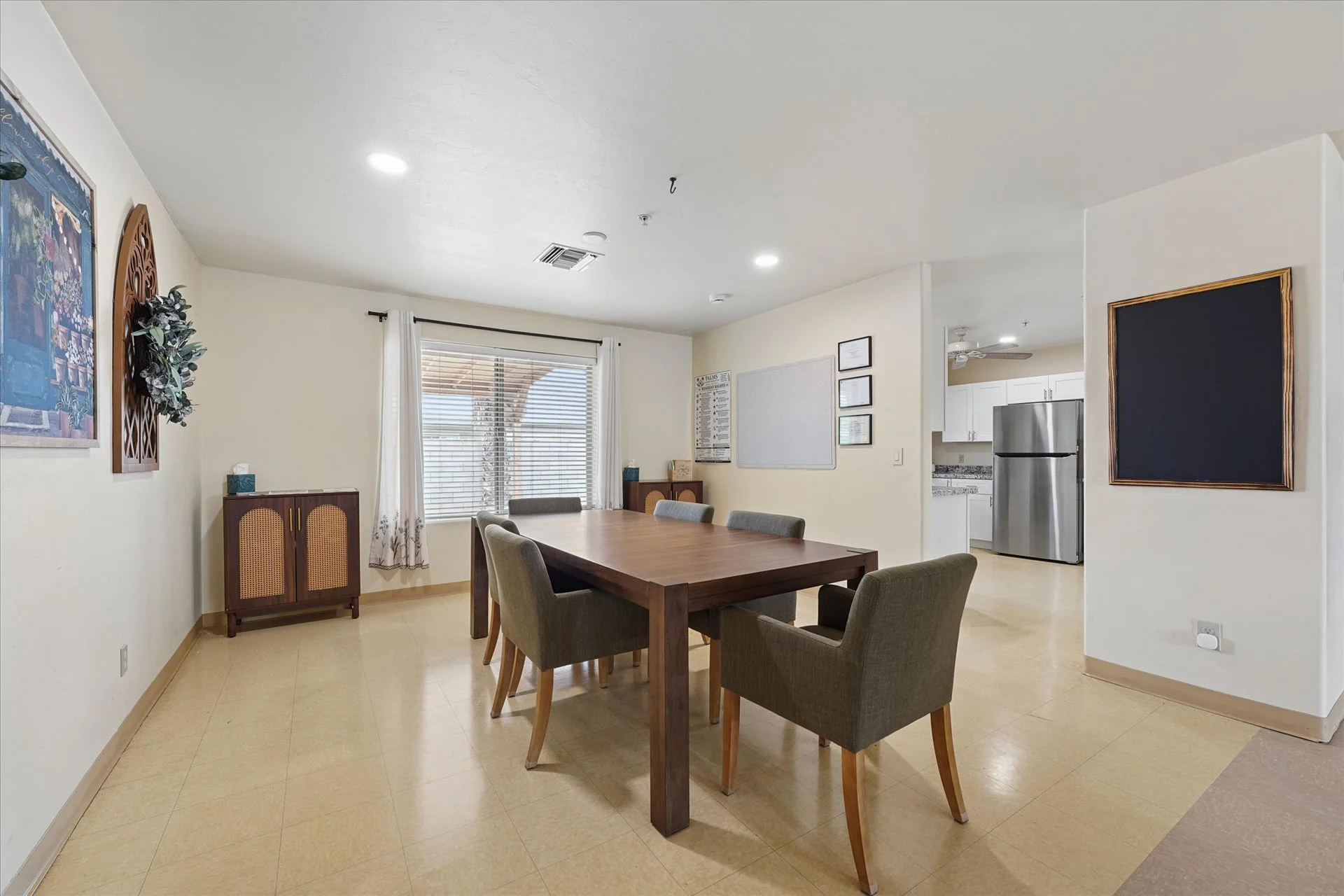 14-Dining Room.jpg