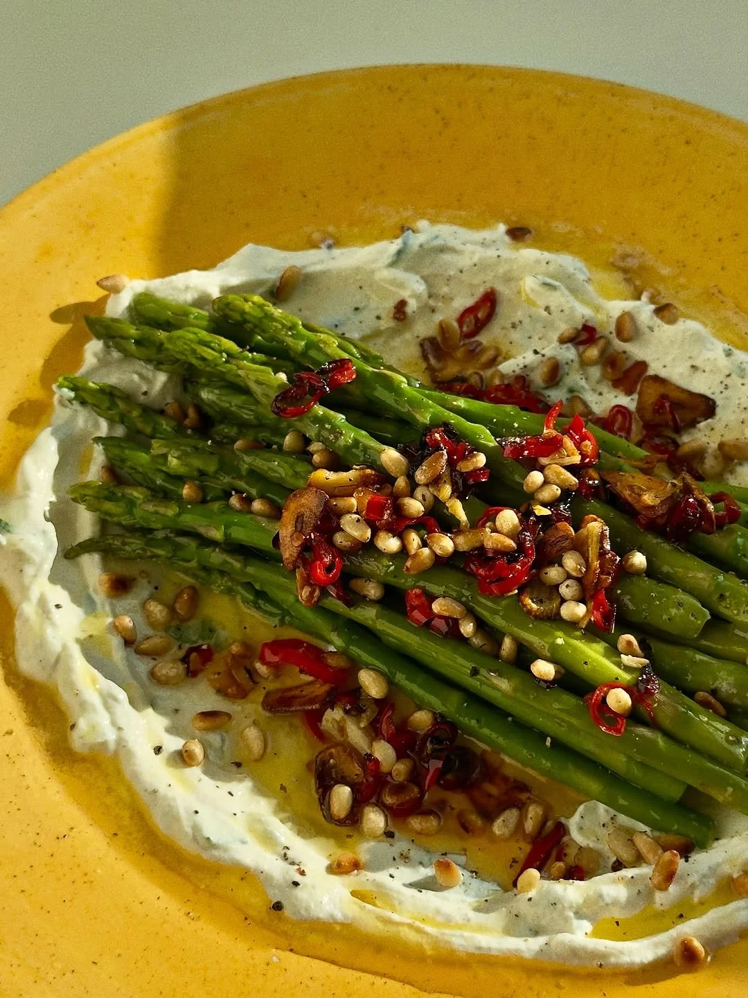 Ricotta m. asparges &amp; chili crunch 