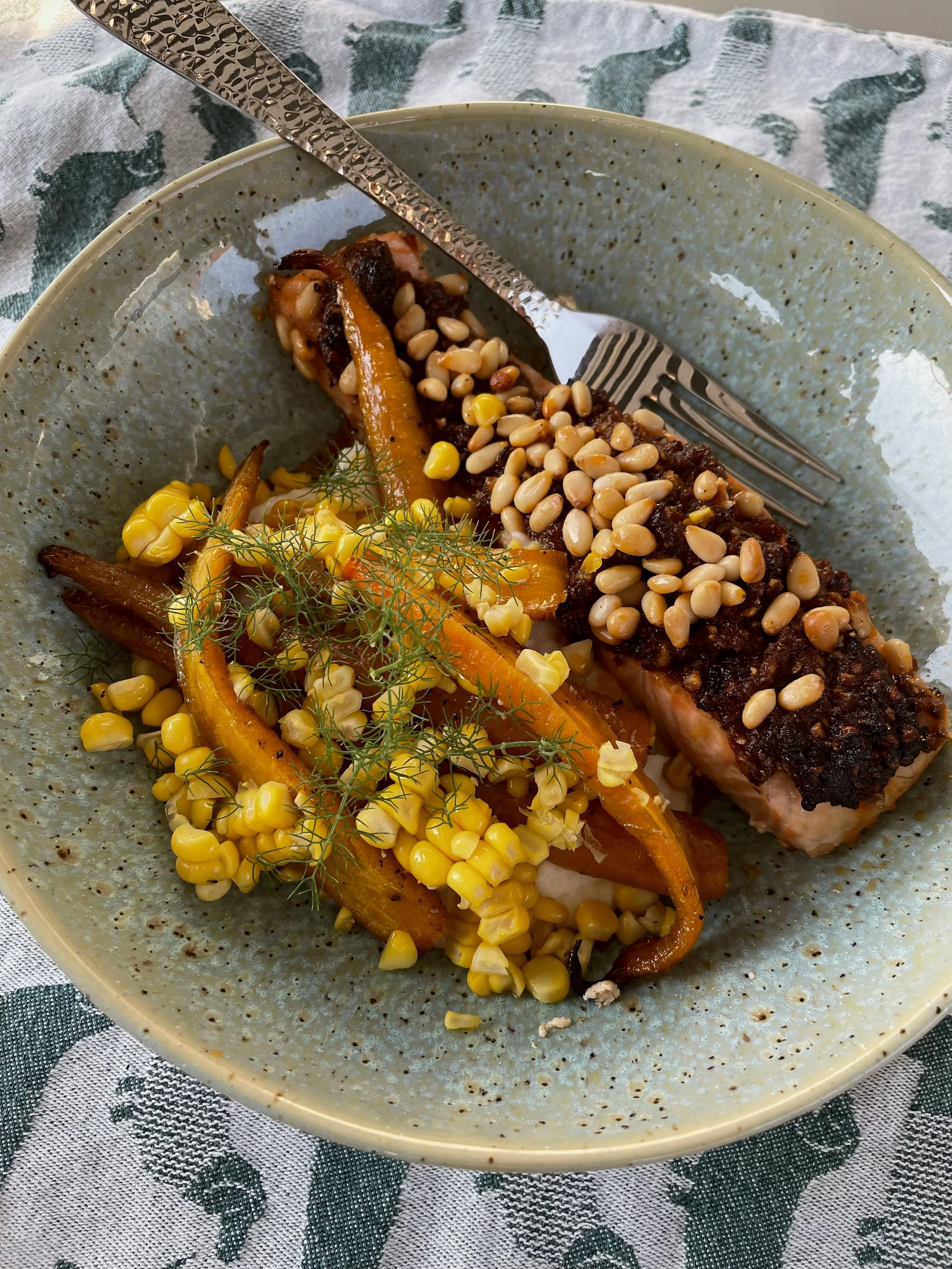 Bagt laks med sommer grønt