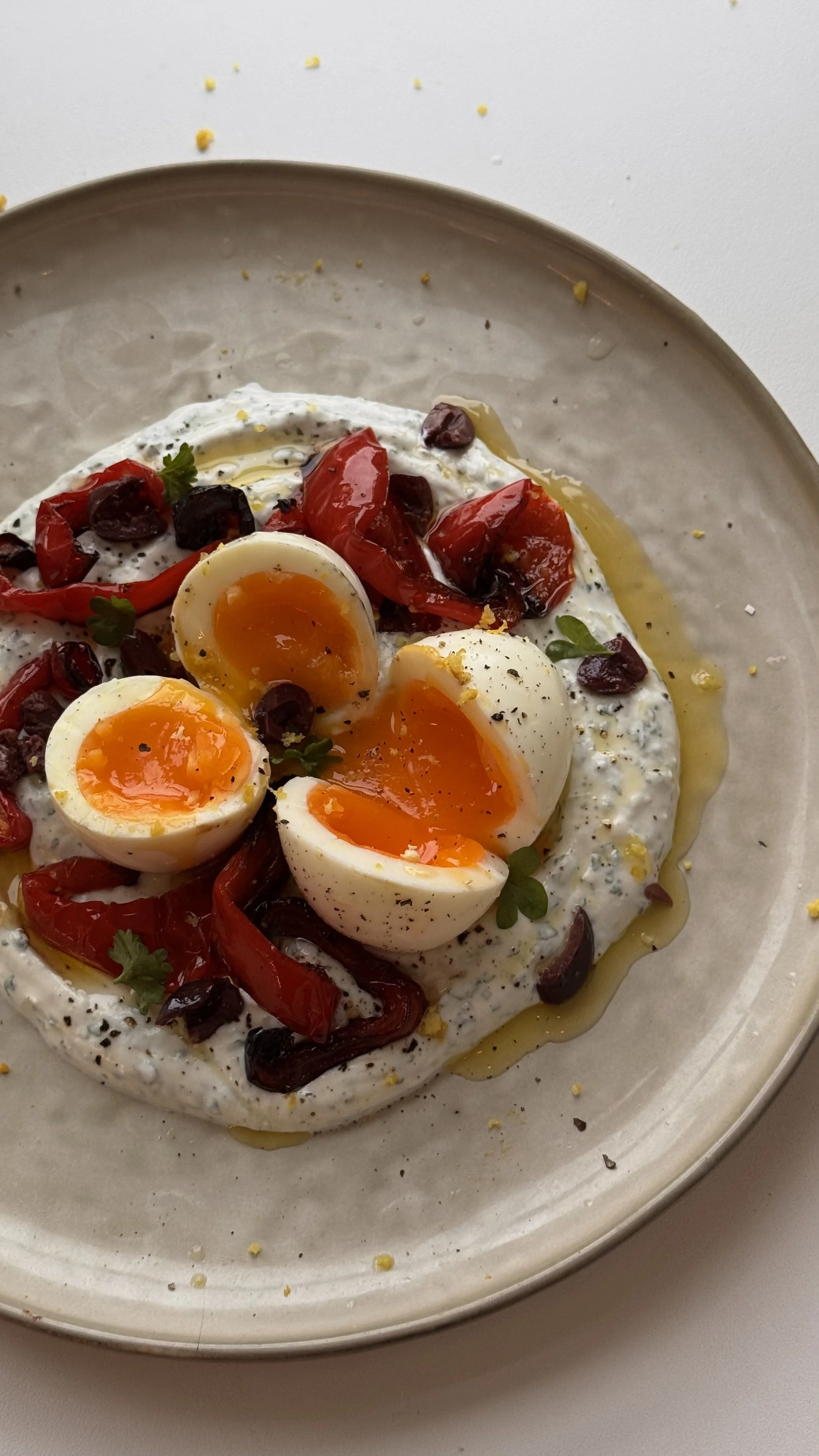 Blødkogte æg med bagt grønt og youghurt