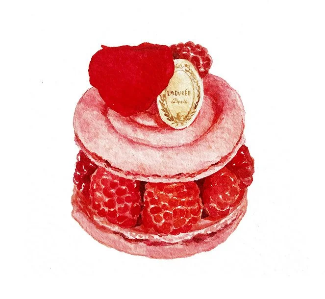 Gâteau de Ladurée en forme de macaron avec des fraises et une baie sur le dessus.