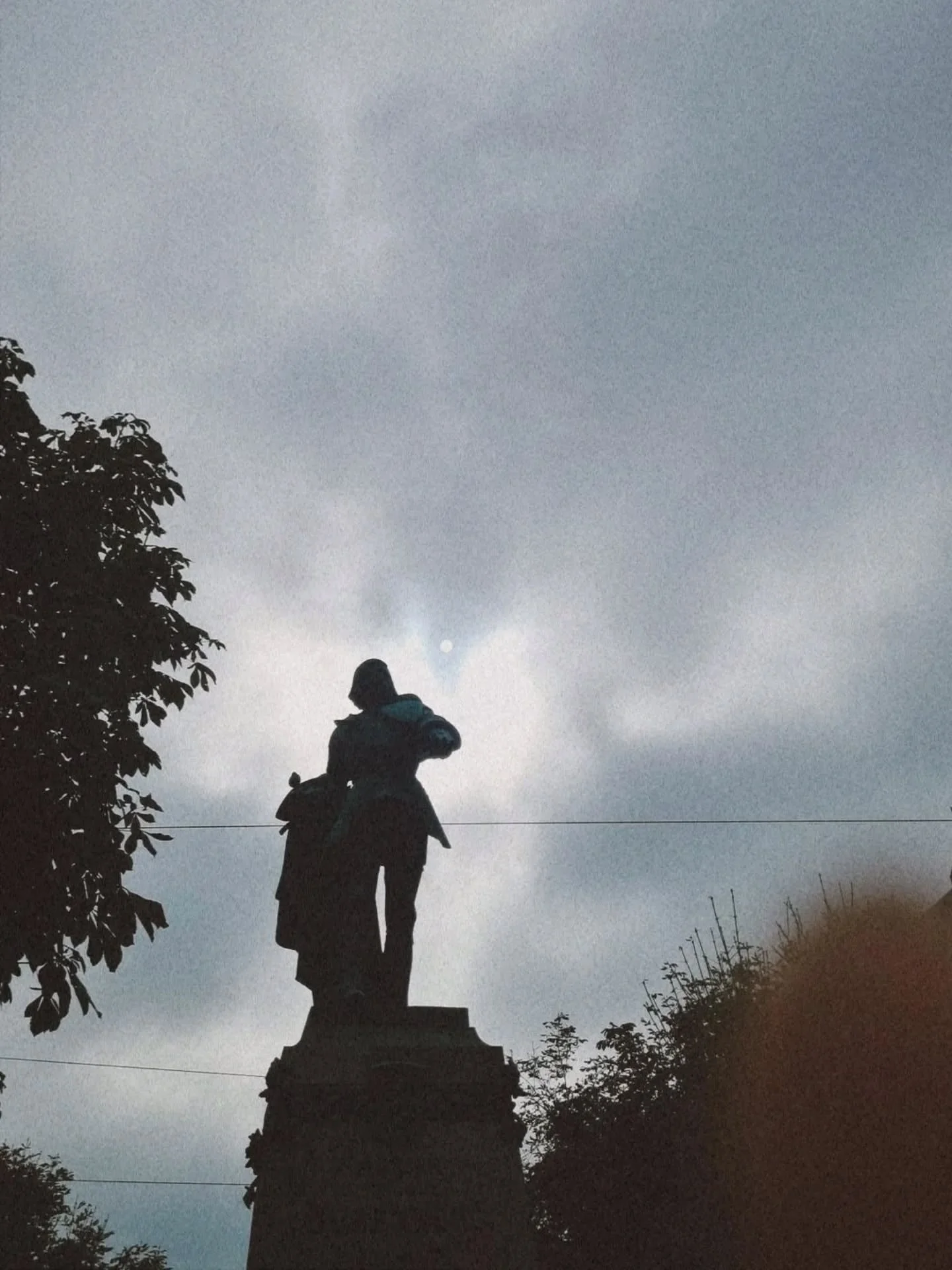 TW: Suizid, Selbstverletzende Gedanken.
▪︎
Mir geht es mittlerweile meilenweit besser. Ich habe das mit diversen Fachpersonen und Therapien behandelt. Es besteht keine Gefahr f&uuml;r Suizid oder Selbstverletzung.
▪︎
#texter #schriftst&uuml;ck #schri