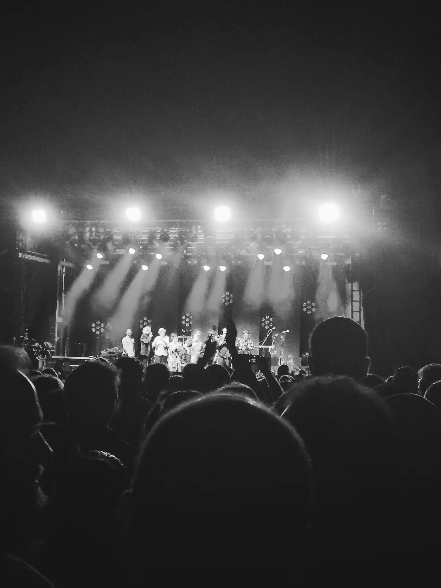 Zw&uuml;sche B&uuml;ne u Elsige
▪︎
Der B&uuml;ne singt mir zue
vo sinesgliche obe ache, 
wiene Engel underem St&auml;rnehimmel, 
&uuml;ber Scharlachroti Farbe, 
vom Ch&auml;uer &uuml;ber ds Dach.
F&uuml;ehr mii hinder z'Liecht a mine 
&Auml;ngste u l