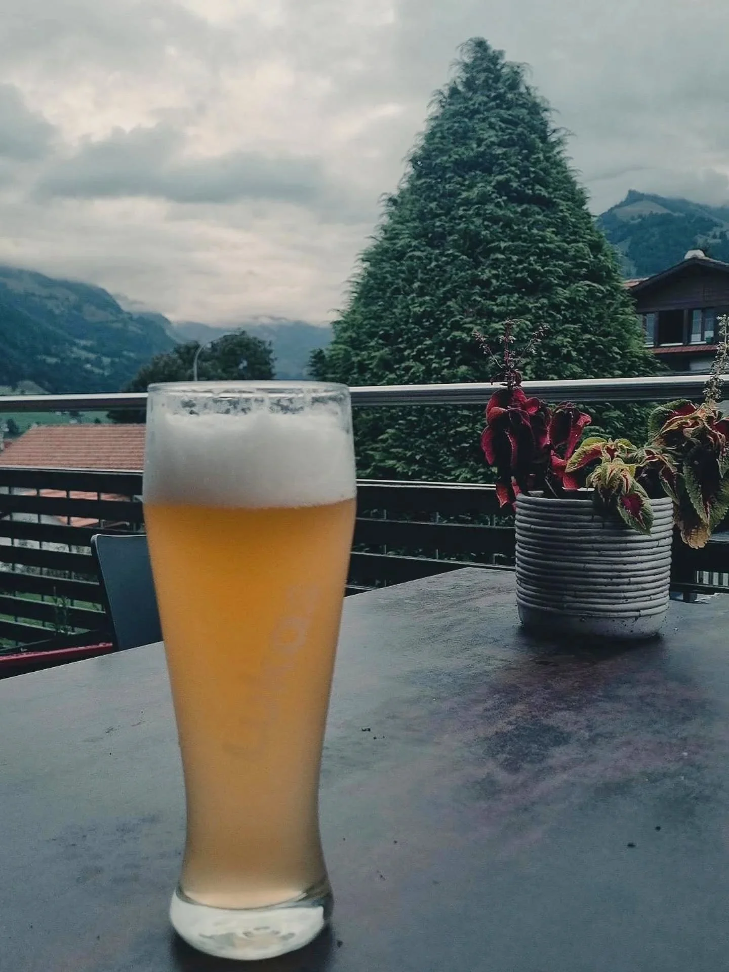 TW: Suizidgedanken, Depression, Leid, Hoffnungslosigkeit. Hilfe👇🏻

Notf&auml;lle (7/24) Kinder / Jugendliche
T 058 630 88 44

Spit&auml;ler FMI
Psychiatrischer Notfalldienst Erwachsene 
B&uuml;rozeiten (werktags)
Tel-Nr. +41 33 826 23 21

Psychiatr