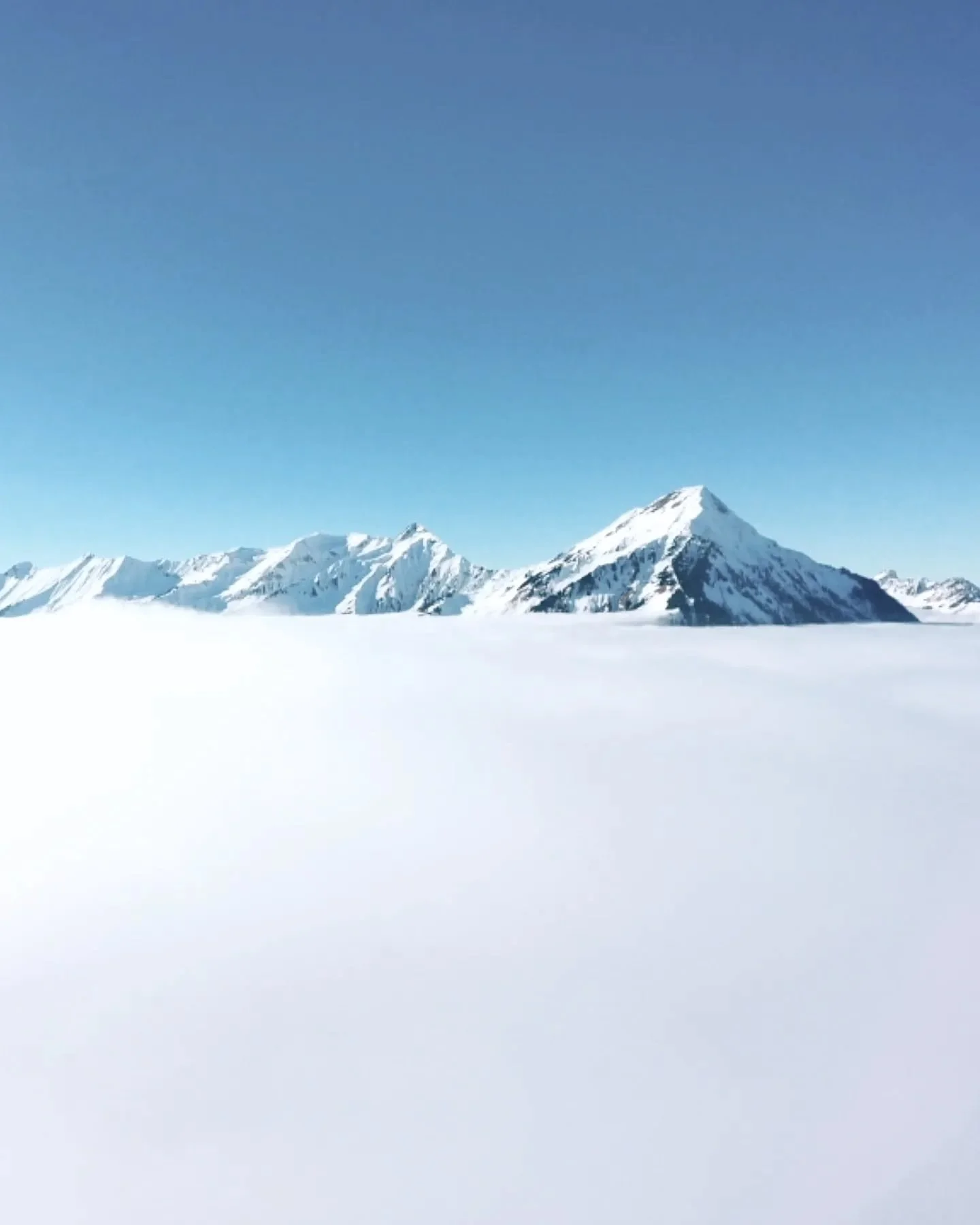 Azurite, Tintezouberstab
▪︎
Chli Hoffnig, Chli Liebi.
▪︎
#poetie #lyrik #lyrisch #b&auml;rnd&uuml;tsch #schwizerd&uuml;tsch #mentalhealth #depression #mentalegesundheit #texte #mundart #gedichte #dichten #dichter #schriftsteller