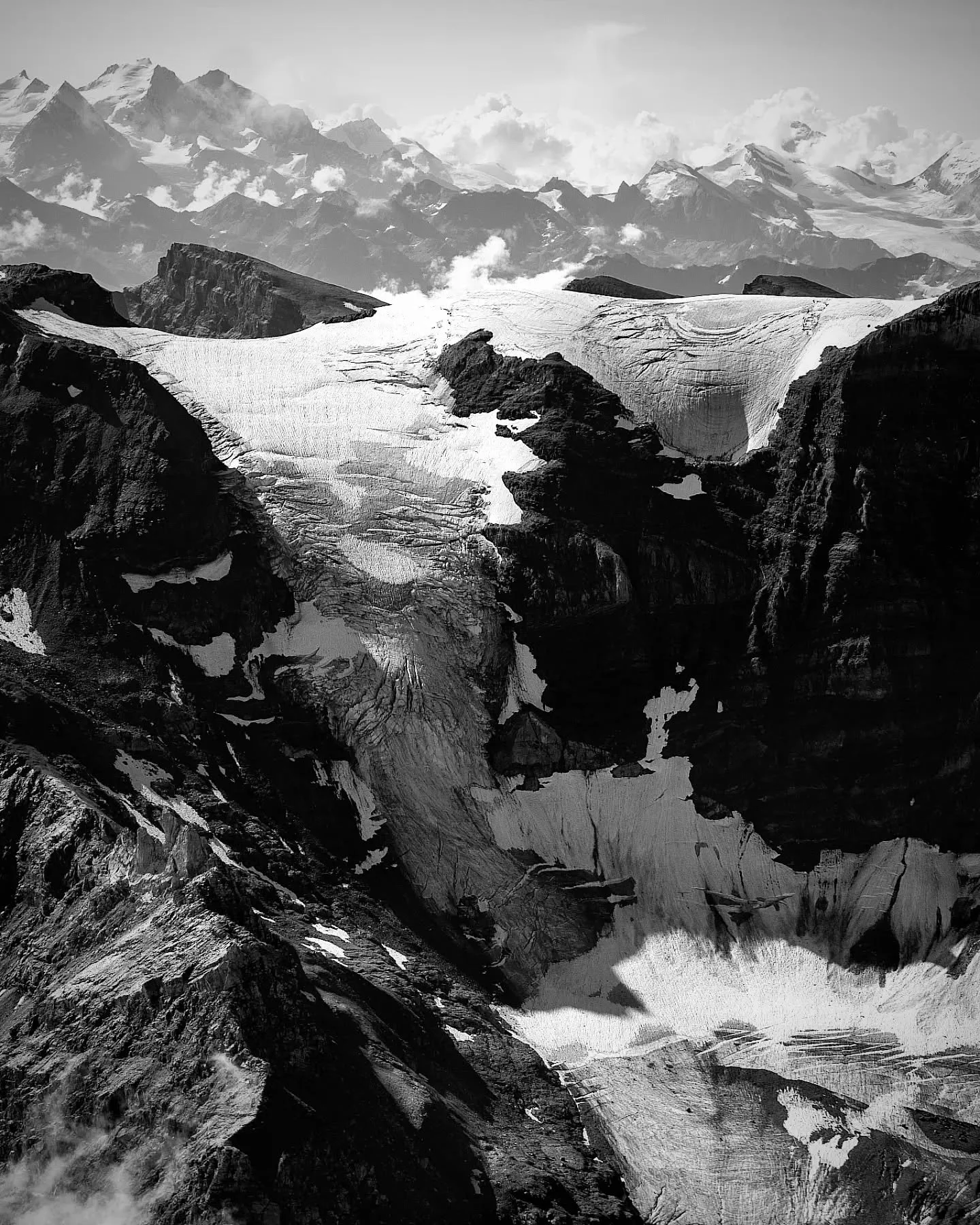 Gletschergfl&uuml;ster
▪︎
Zryds S&ouml;hn zeichne z Iis u der Vater d'Liinw&auml;nd, im Atelier z'Adelbode.
▪︎
#gschribes #gedicht #b&auml;rnd&uuml;tsch #dial&auml;kt #schwizerd&uuml;tsch #poetie #gletschergfl&uuml;ster #gletscher #poetry #texte #hom