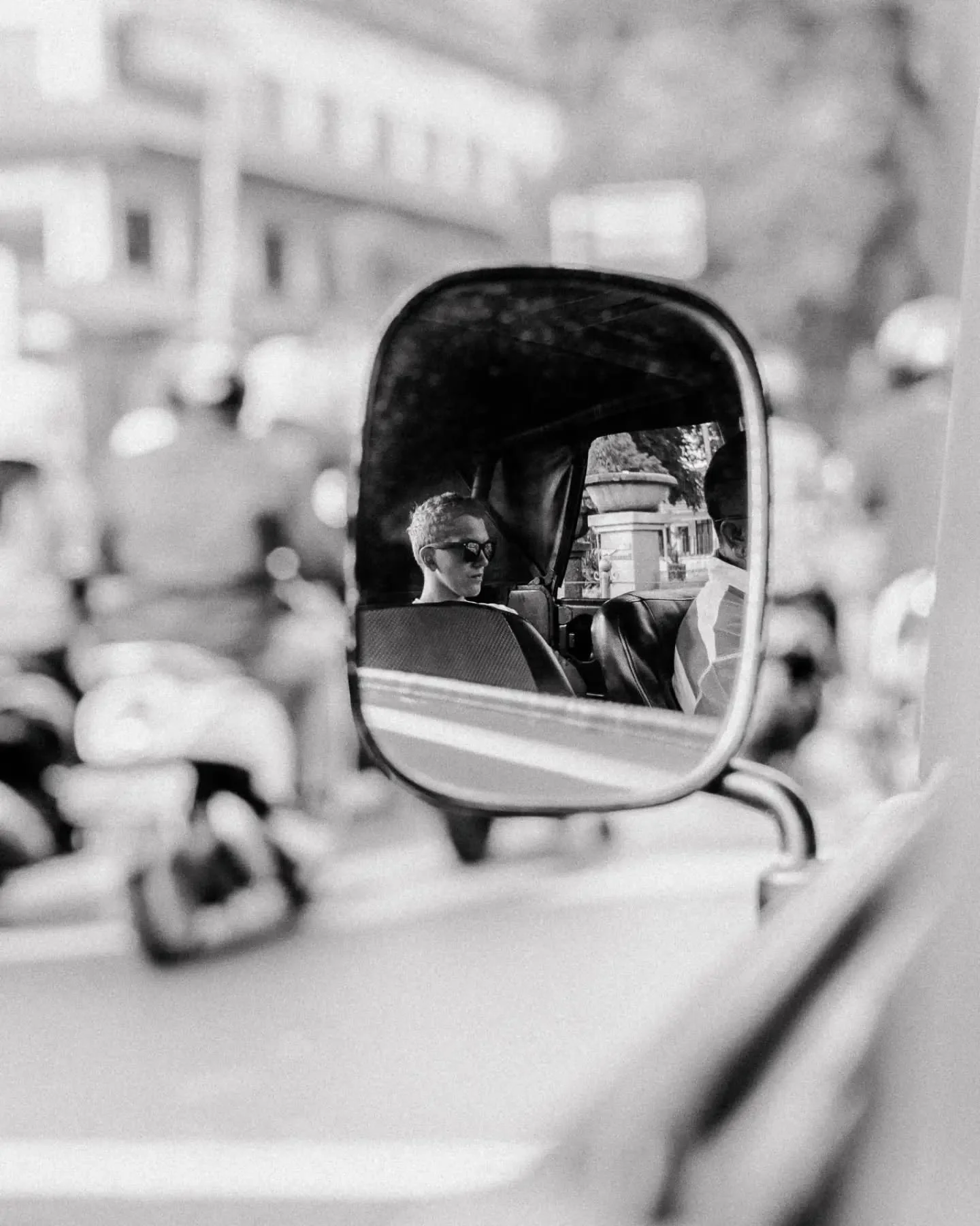 Brueder
▪︎
Shishatabakb&uuml;xe vor er Nase, Truubeminzegschmack stigt d&uuml;r d Nase, ds chalt Bier wohlet im Mage, i dire Gsellschaft.
▪︎
-Diego Bircher

#poetie #lyrik #lyrisch #b&auml;rnd&uuml;tsch #schwizerd&uuml;tsch #mentalhealth #depression 