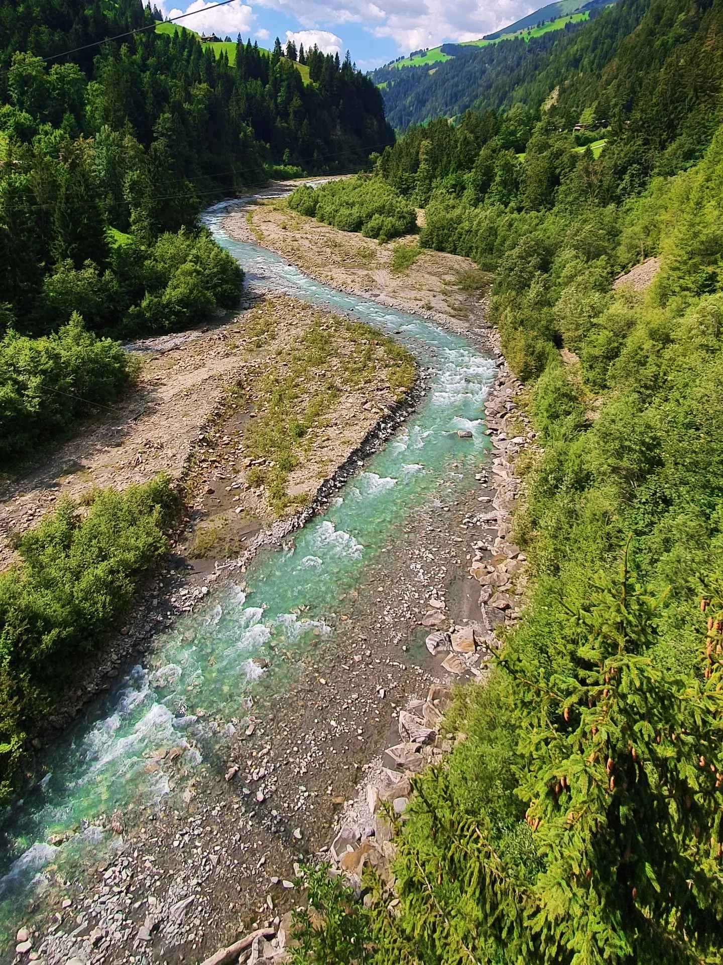 Achtung guet h&auml;rel&auml;se, 
der Allenbach isch &auml; Souhund.
▪︎
St&ouml;h mir chly z&auml;me.
▪︎
#lyrikgalerie #lyrik #gschribnigs #gschribes #mundart