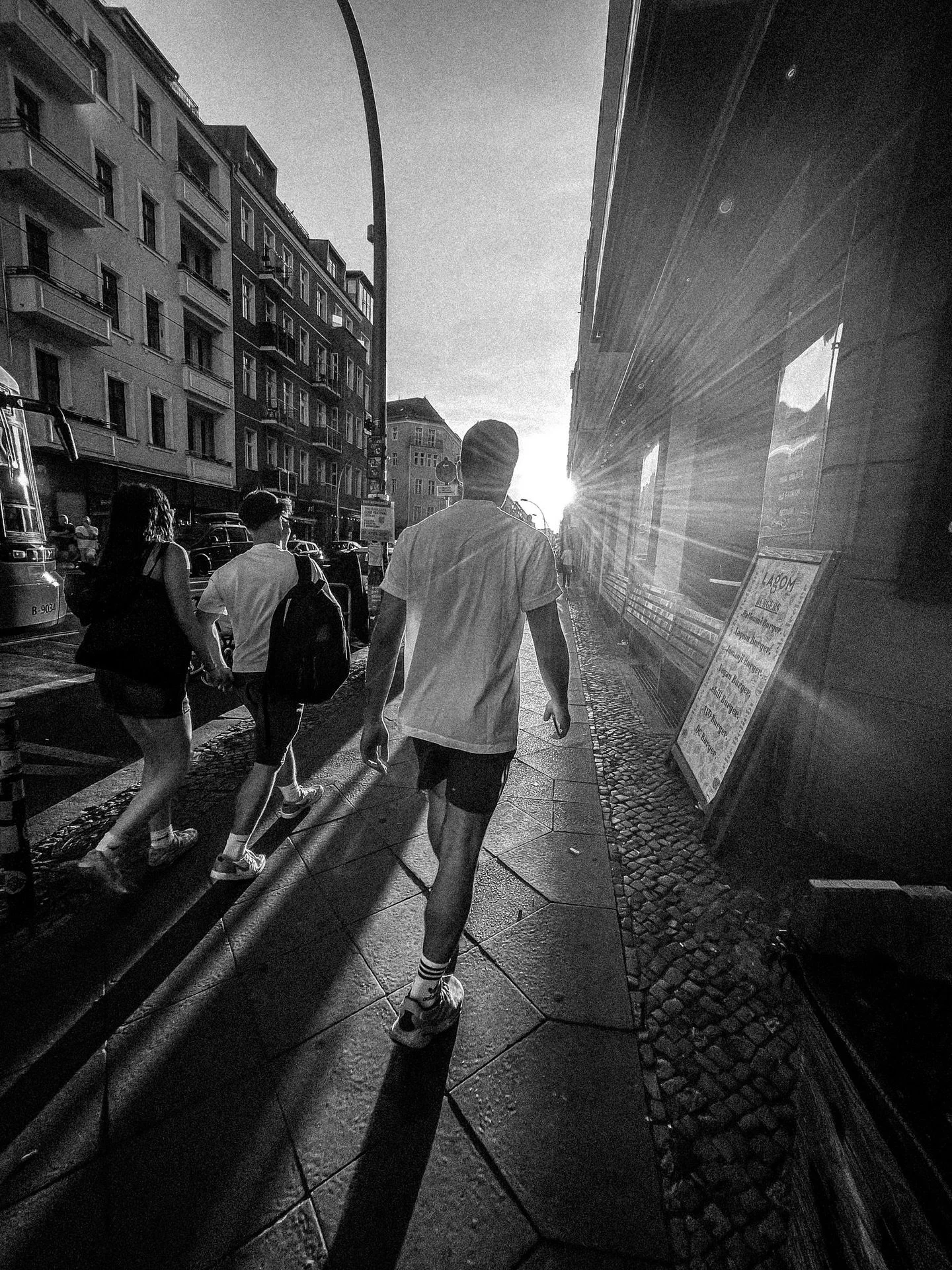 Ich liebe es, durch die Stra&szlig;en Berlins zu schlendern &ndash; aber am 1. Mai war es noch magischer. So viele Menschen, so viel Lebensfreude, so viel Berlin
#berlinvibes #erstermai