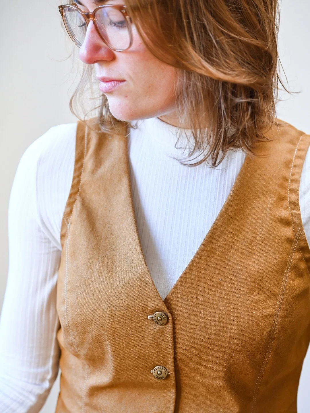 🐫Quinn Vest🐫
&nbsp;
When I finished my first Quinn Vest by @truebias, I was really excited about the pattern. The fabric of that Quinn shrank while steaming the pieces, making the fit a slight challenge, but it worked out in the end. Even though it