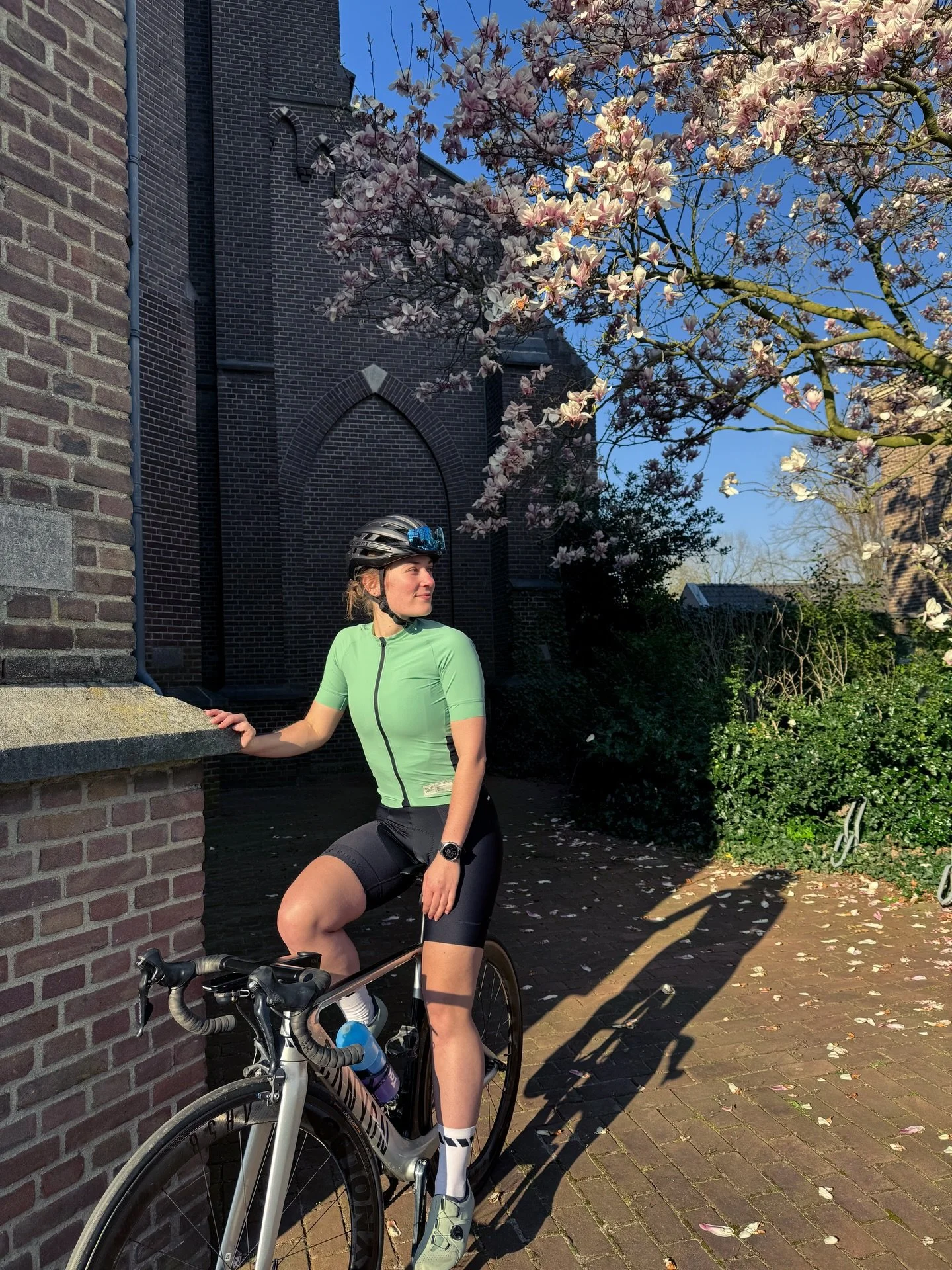 Sometimes all you need is a friend, a bike, good weather and a blossoming tree. Celebrating spring in the best possible way with @elinedemol 🌸☀️🥰

PS. In love with our outfits from @sirokocycling!

#girlswhoride #siroko #springride #cycling #outdoo