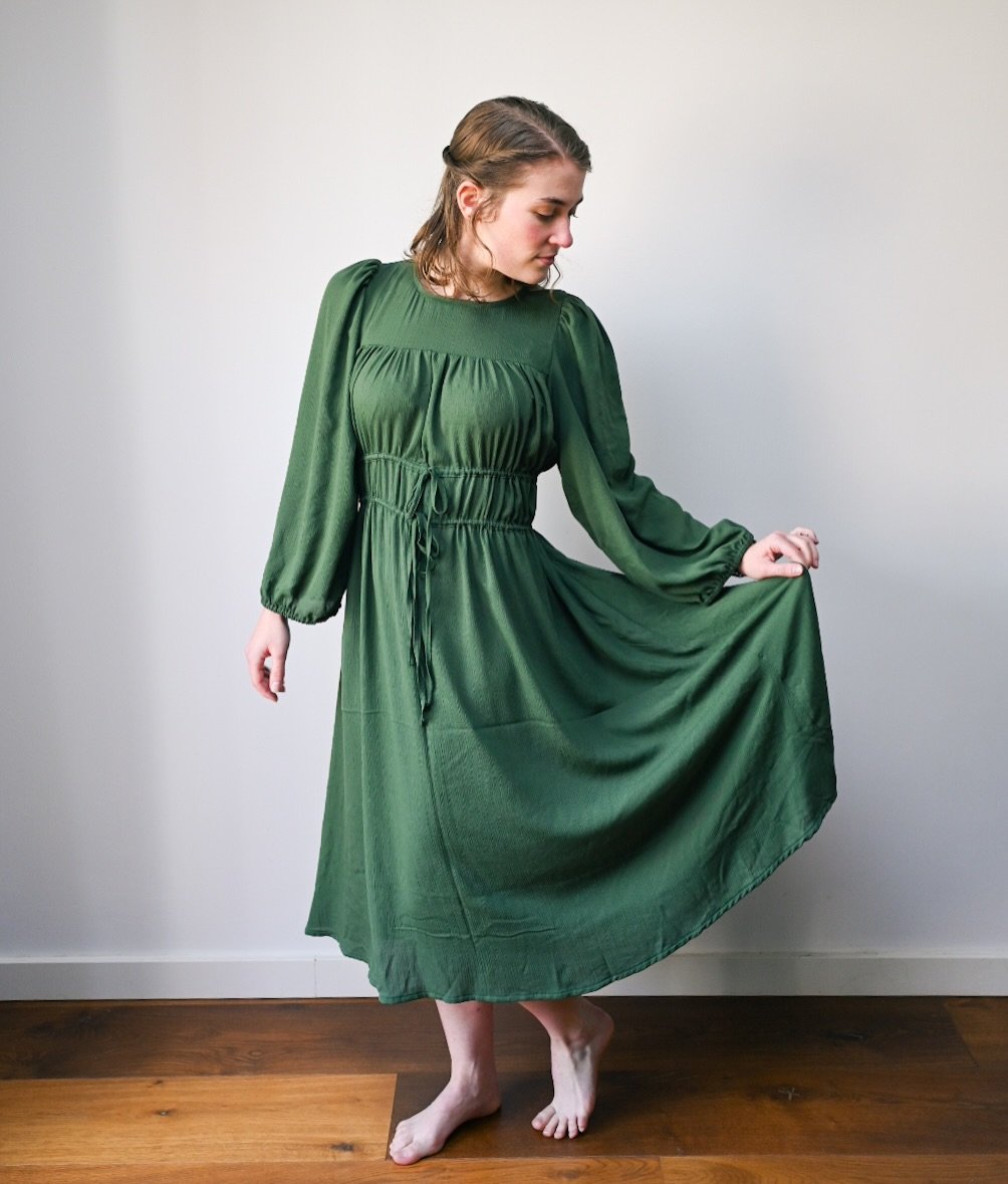 Celeste Dress release day! 🫶

A few weeks ago, I took part in a pattern test for @silversagapatterns for her newest pattern, the Celeste Top and Dress. It has a fitted front and back yoke and then flows down with many gathers. Two drawstrings create