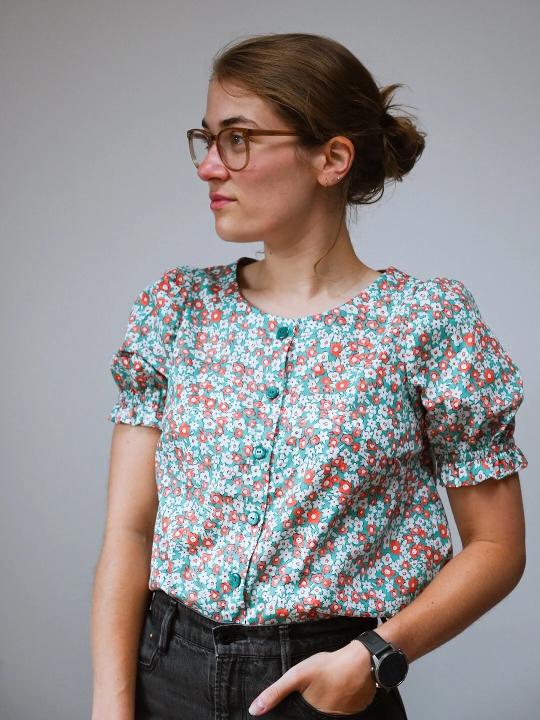🪷Faye Blouse🪷

This blouse was a long time coming, I&rsquo;ve had the fabric for months but other project were moved ahead in the list. Until I was working on a fleece sweater during a heatwave. That was when I decided that now is the time to make 