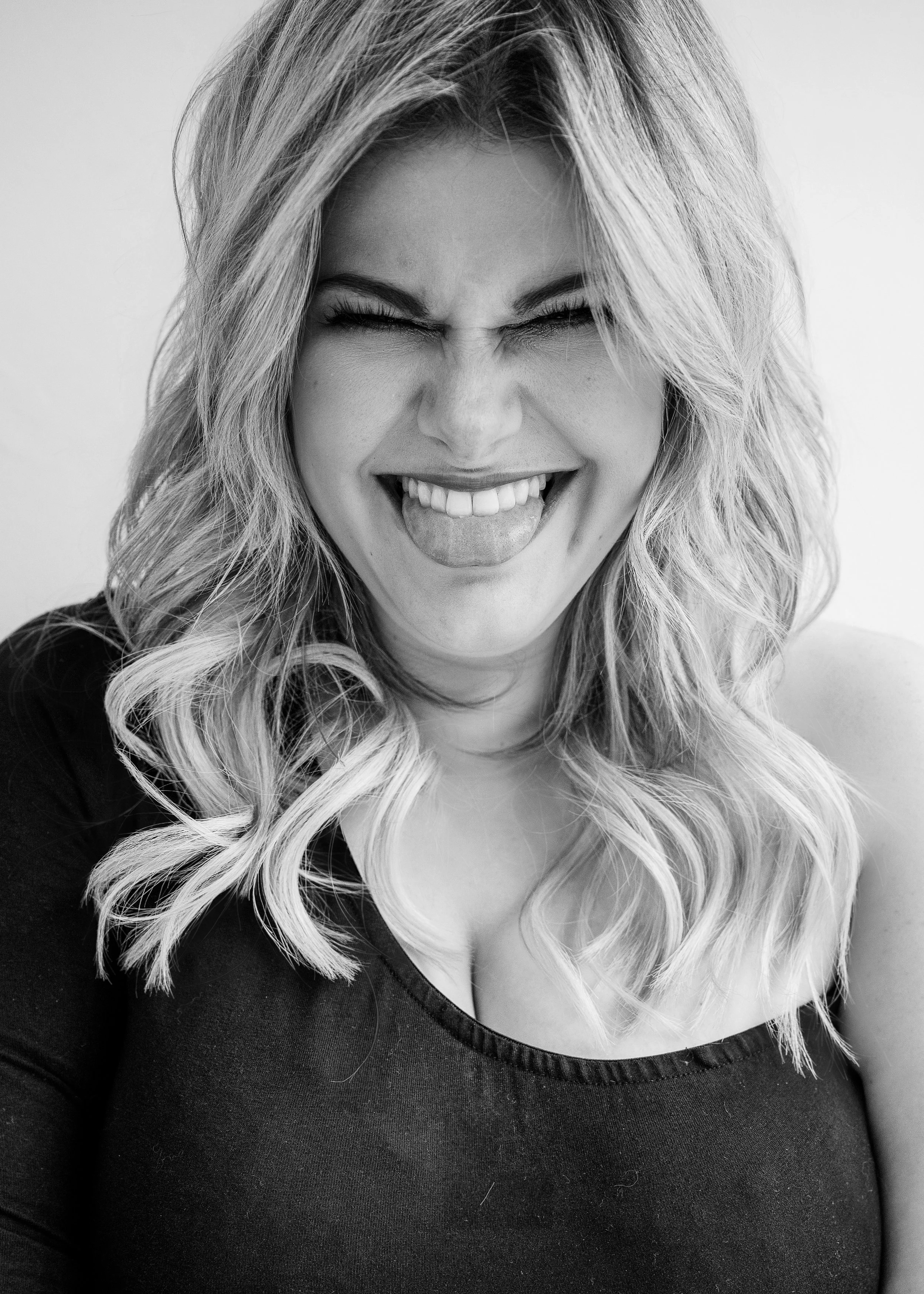 Portret van Jade, Beauty & Styling Artist bij ZOOM Fotoatelier, met een zachte glimlach en warme uitstraling. Ze verzorgt hairstyling en make-up tijdens de Portrait Experience.”