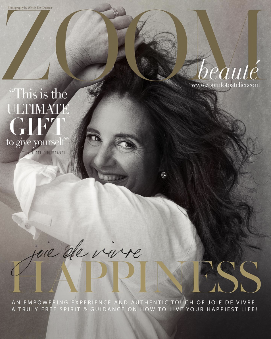 Black-and-white magazine cover featuring a smiling woman with long dark hair in a white shirt, titled “ZOOM beauté” and “Joie de vivre HAPPINESS.”