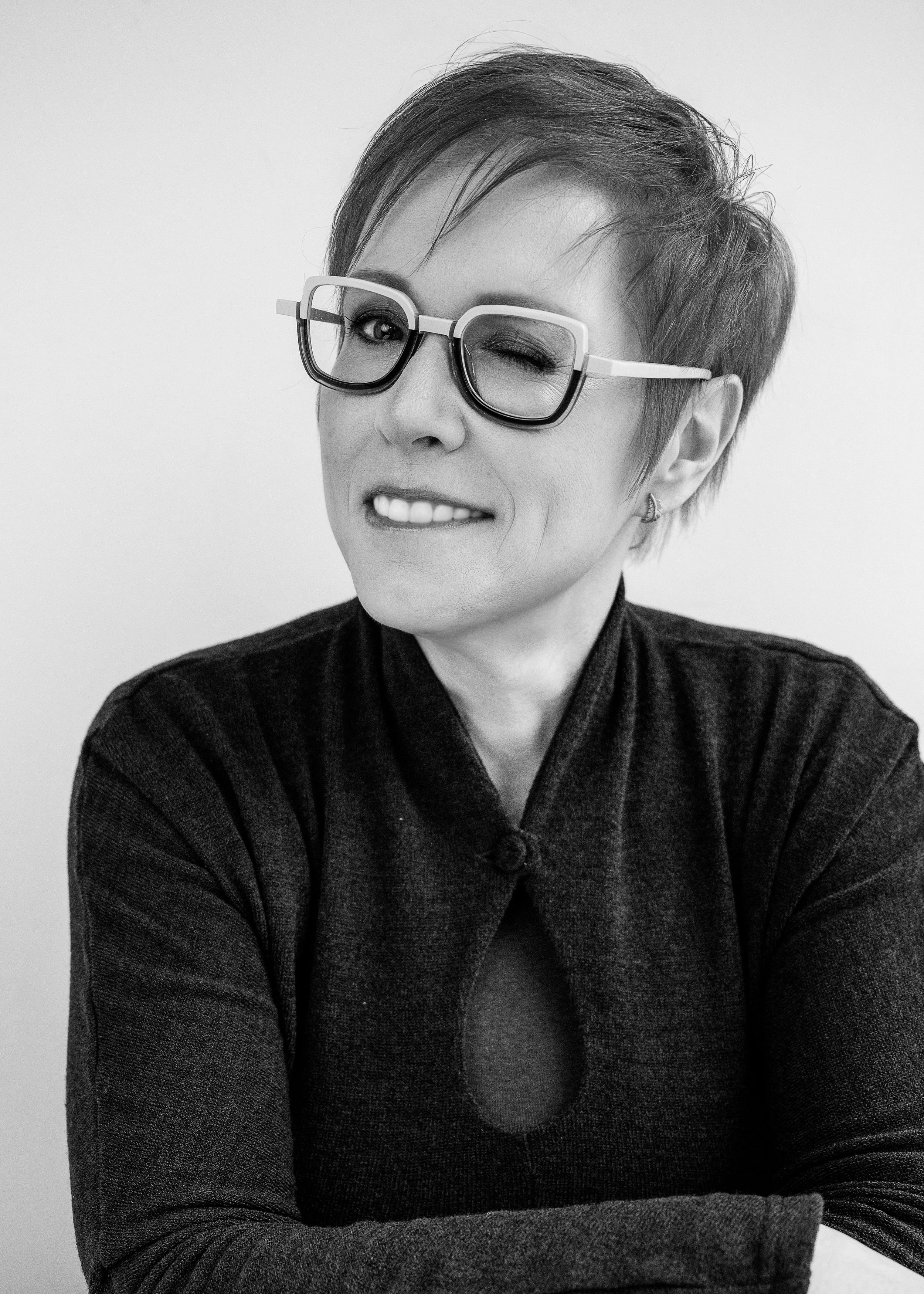 Portret van Heidi, make-up en hairstylist bij ZOOM Fotoatelier, onze stille kracht in de studio. Ze staat in voor make-up, haarstyling en het zorgvuldig inpakken van bestellingen.