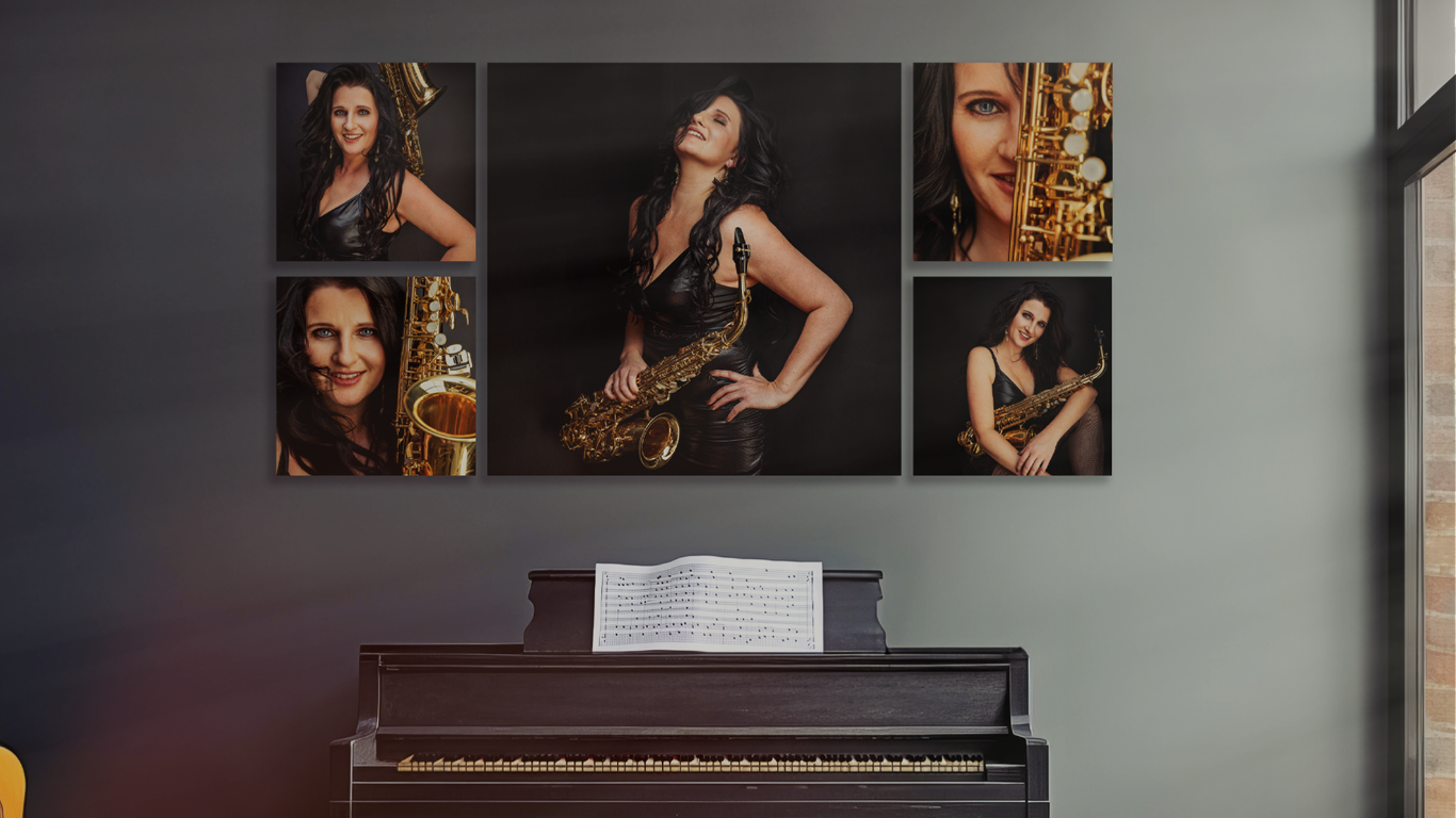 Een zwarte rechtopstaande piano met bladmuziek bovenop, voor een donkere muur met vijf foto’s van een vrouw met lang krullend zwart haar.