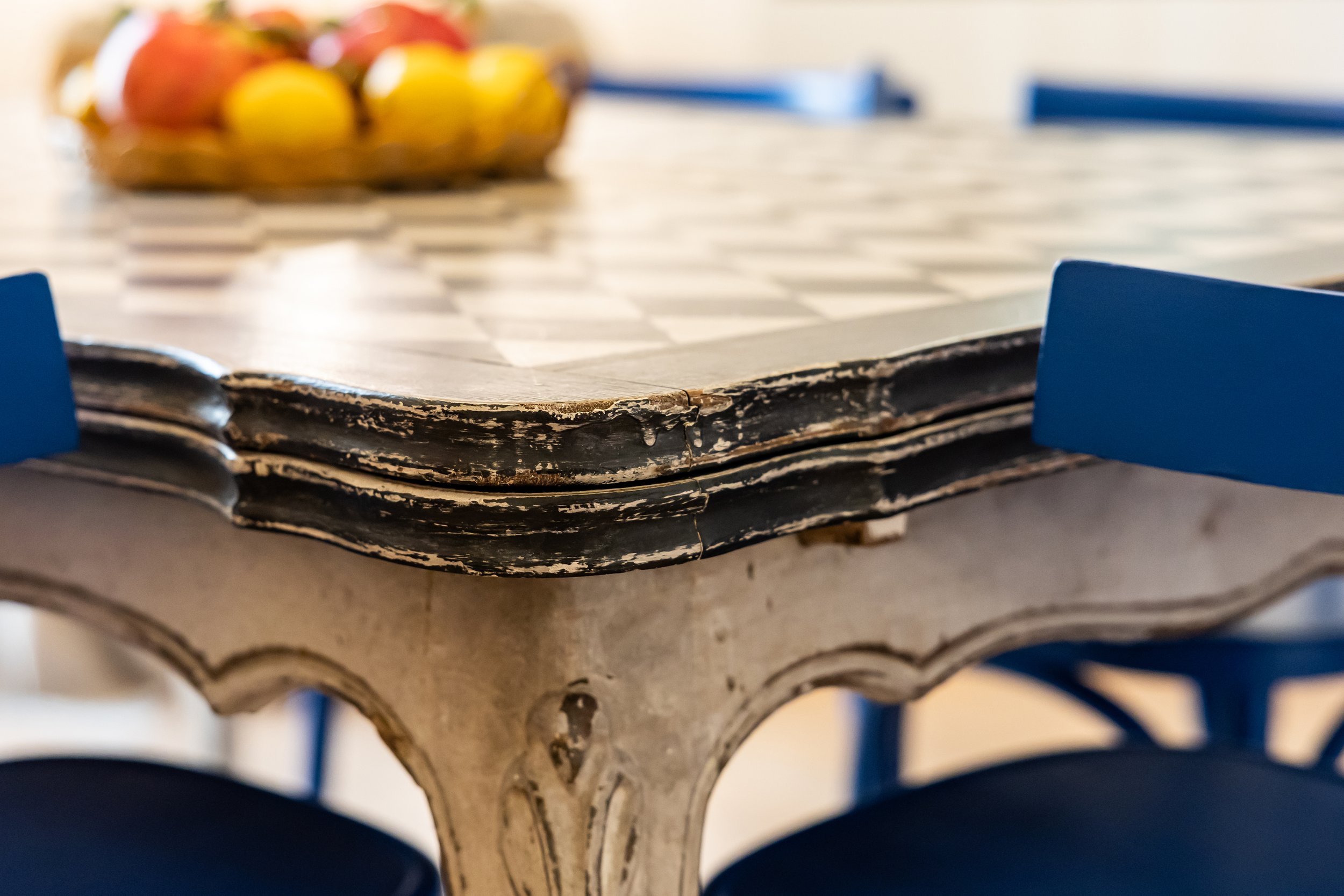 Detail of the dining table at Palazzo Dolce Vita, reflecting craftsmanship and everyday Italian life.
