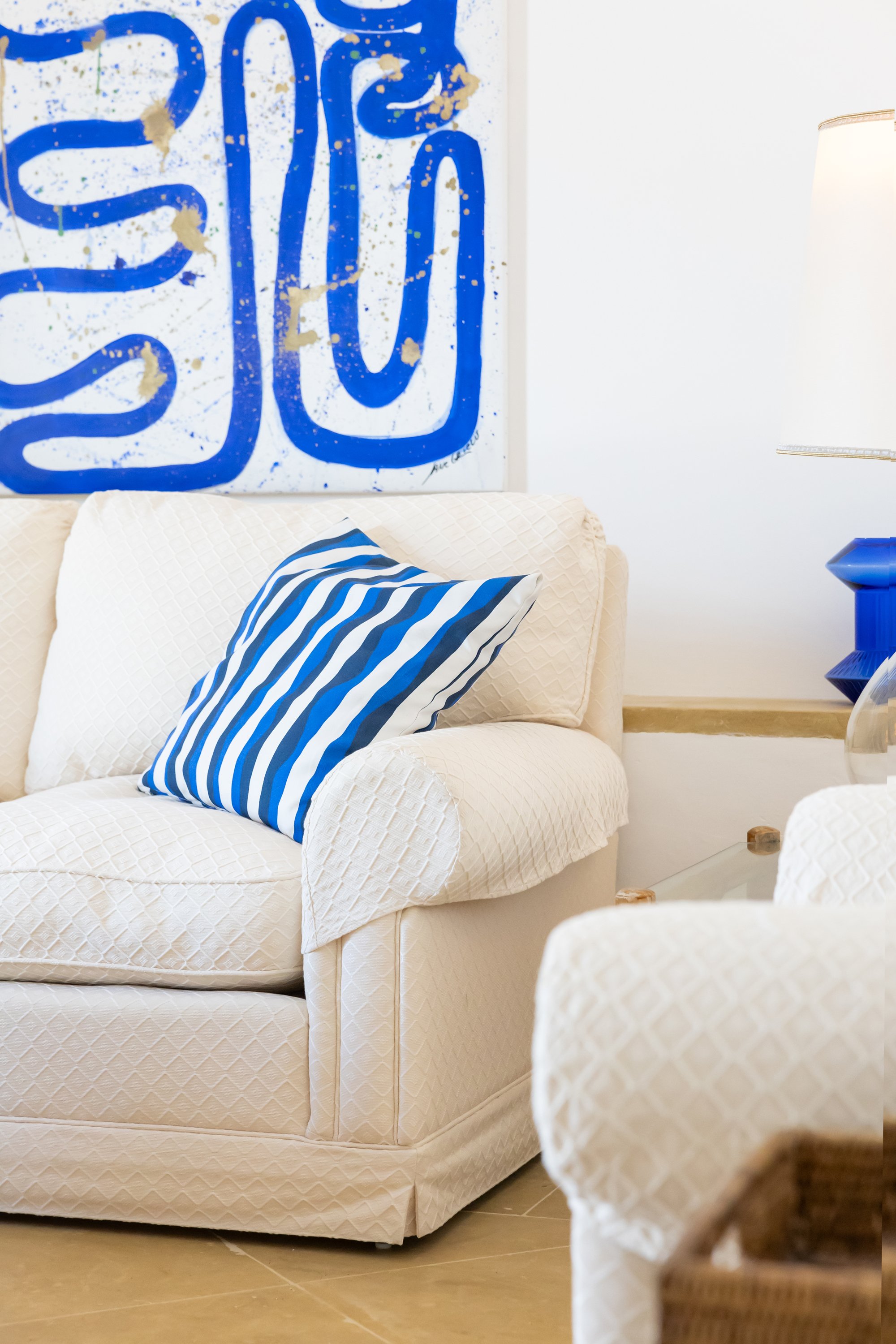 Living room at Palazzo Dolce Vita in Gallipoli Old Town, with contemporary art, natural light and timeless Mediterranean details.