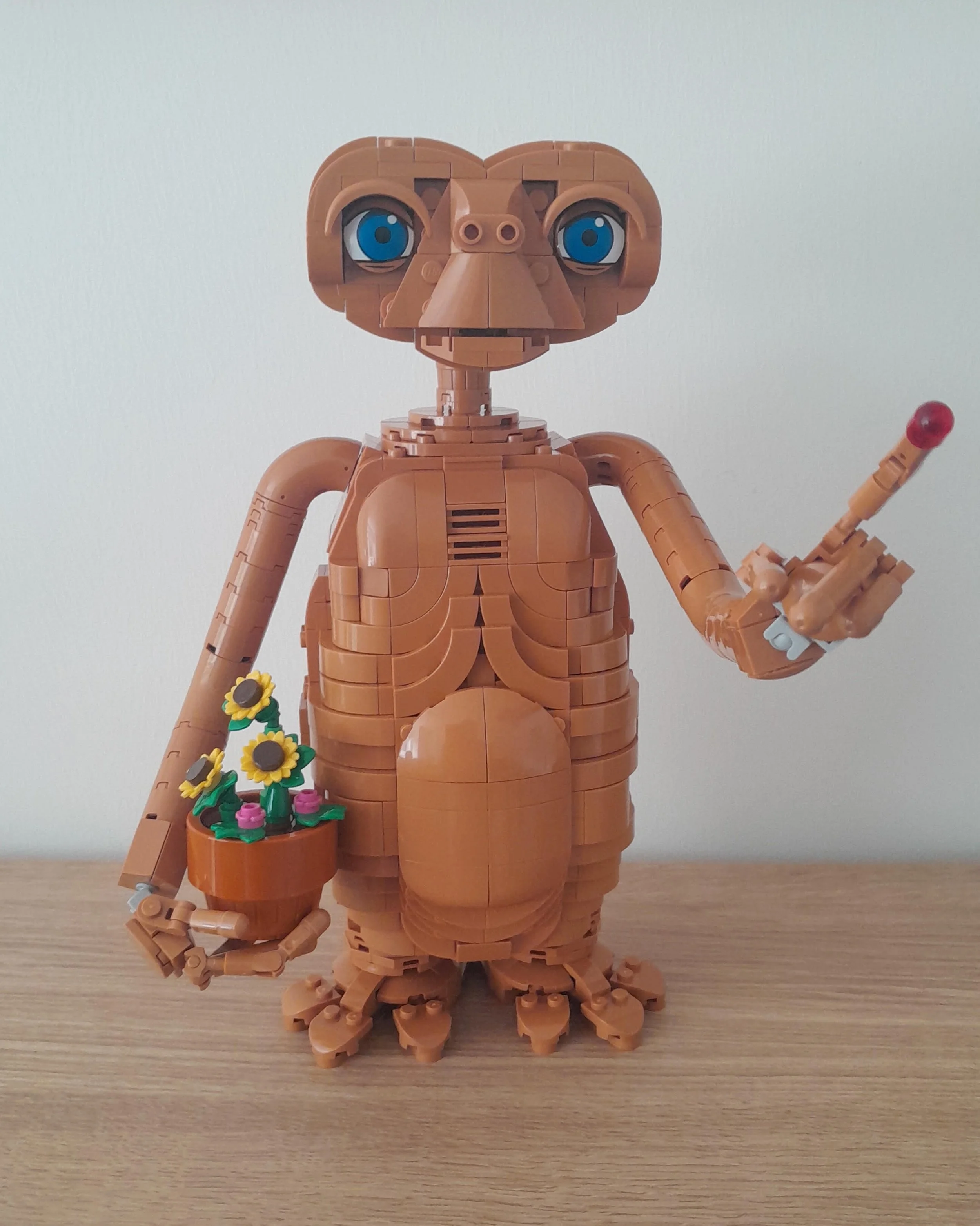 A weekend off editing can only mean one thing... Lego!

I built ET last night, after spending most of the day trying to replace a rotten fence post. Trying, being the operative word. Today, we're finishing that off but I've also made another batch of