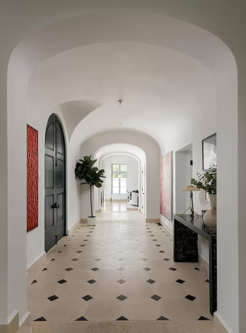 Robin -- Entrance.webp